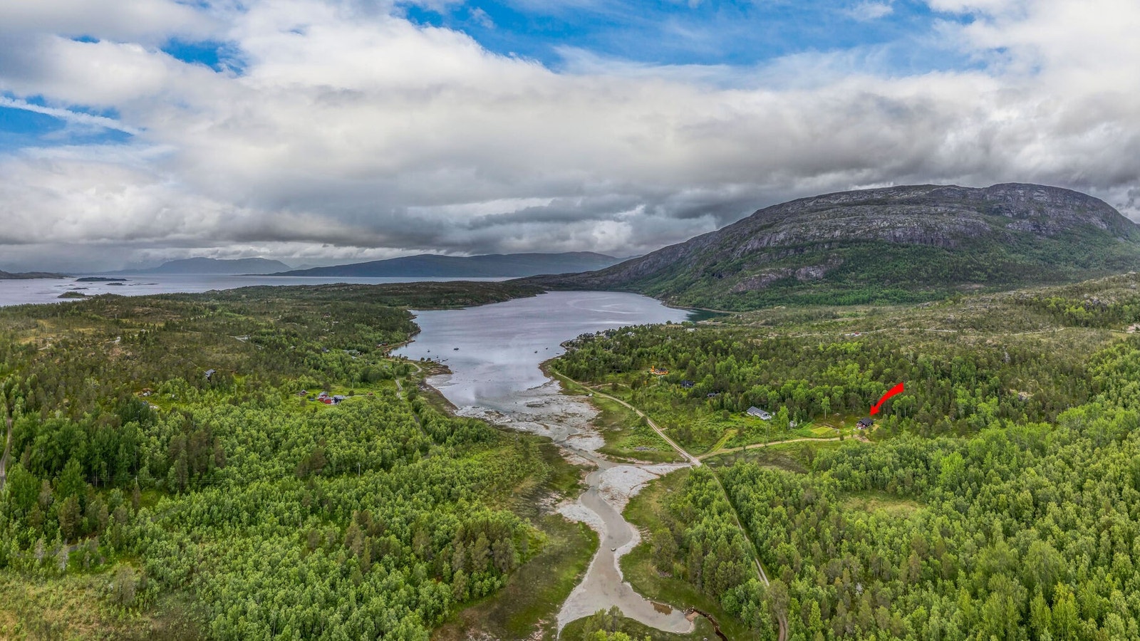 Eiendommen har en fin og lun beliggenhet med nærhet til sjøen Galleribilde