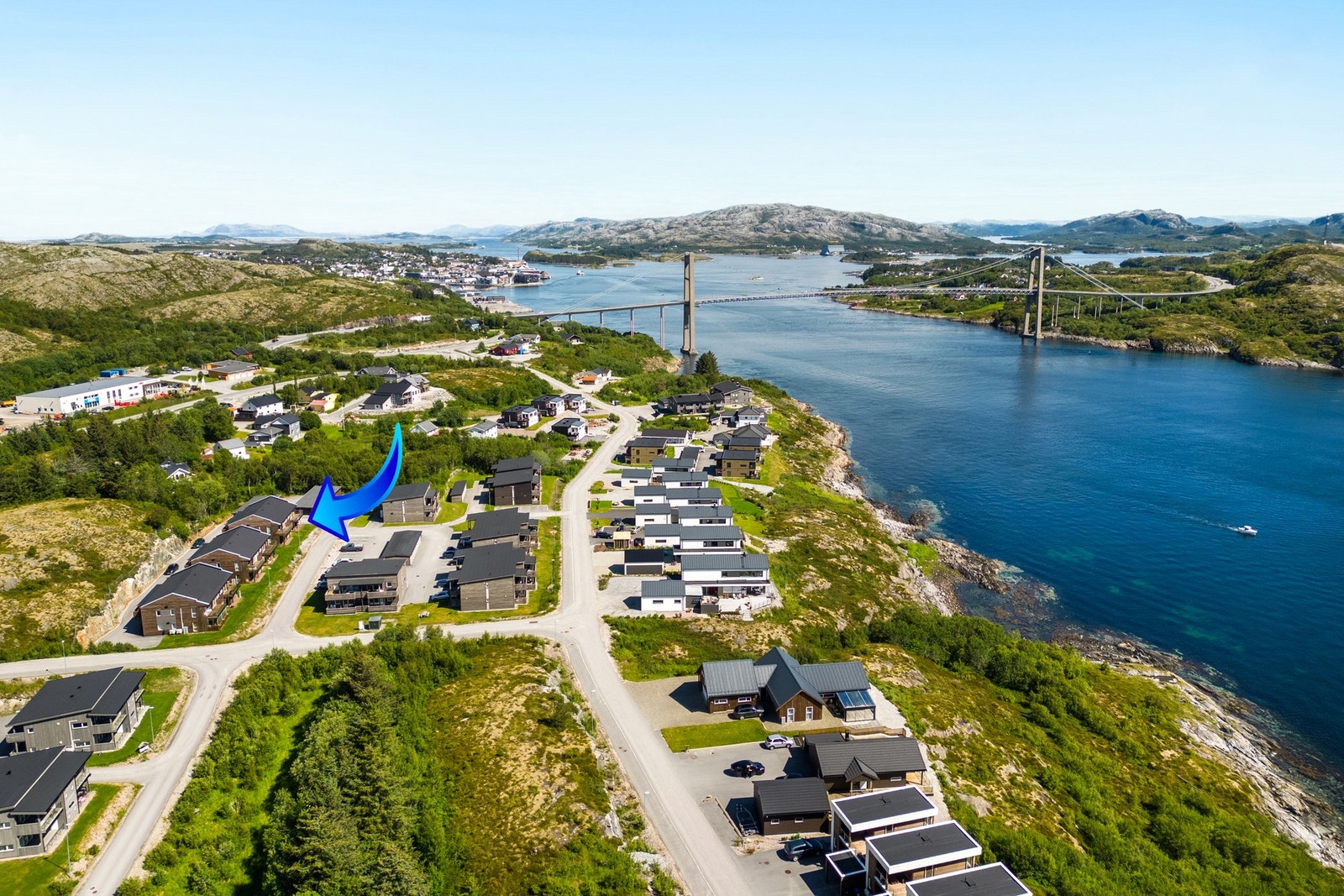 Beliggende i fine omgivelser på Sjøhaugen, ca 2 km fra Rørvik sentrum Galleribilde