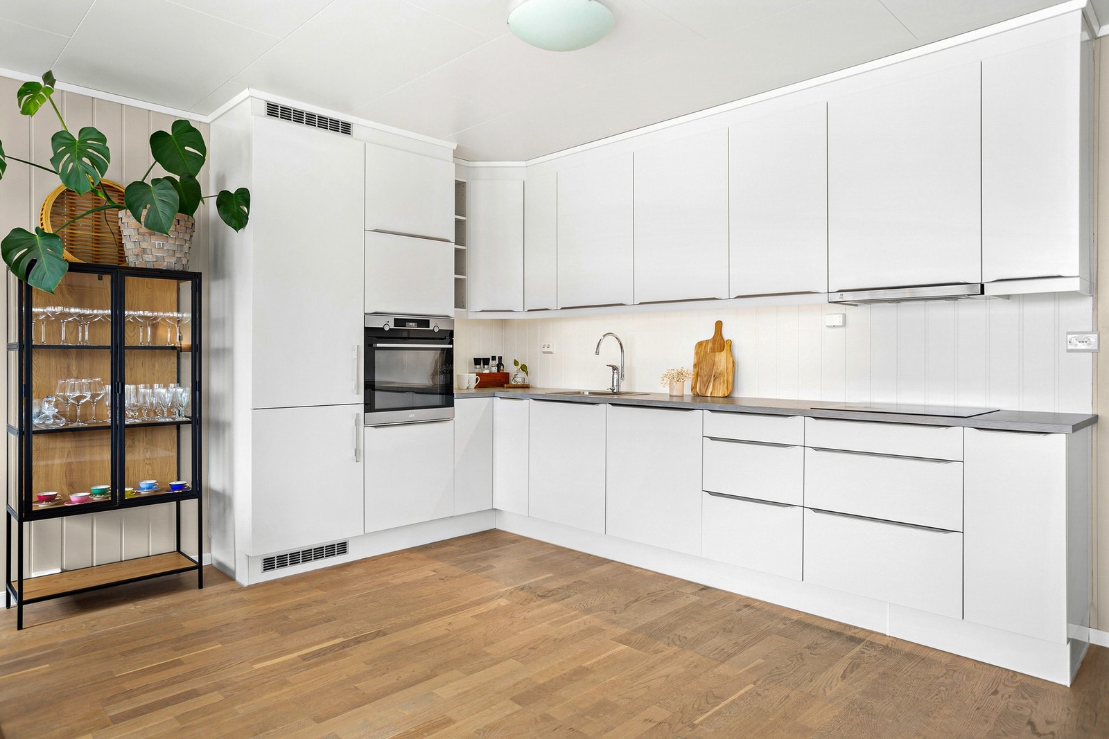 Innredning med god plass for matlaging og oppbevaring Galleribilde