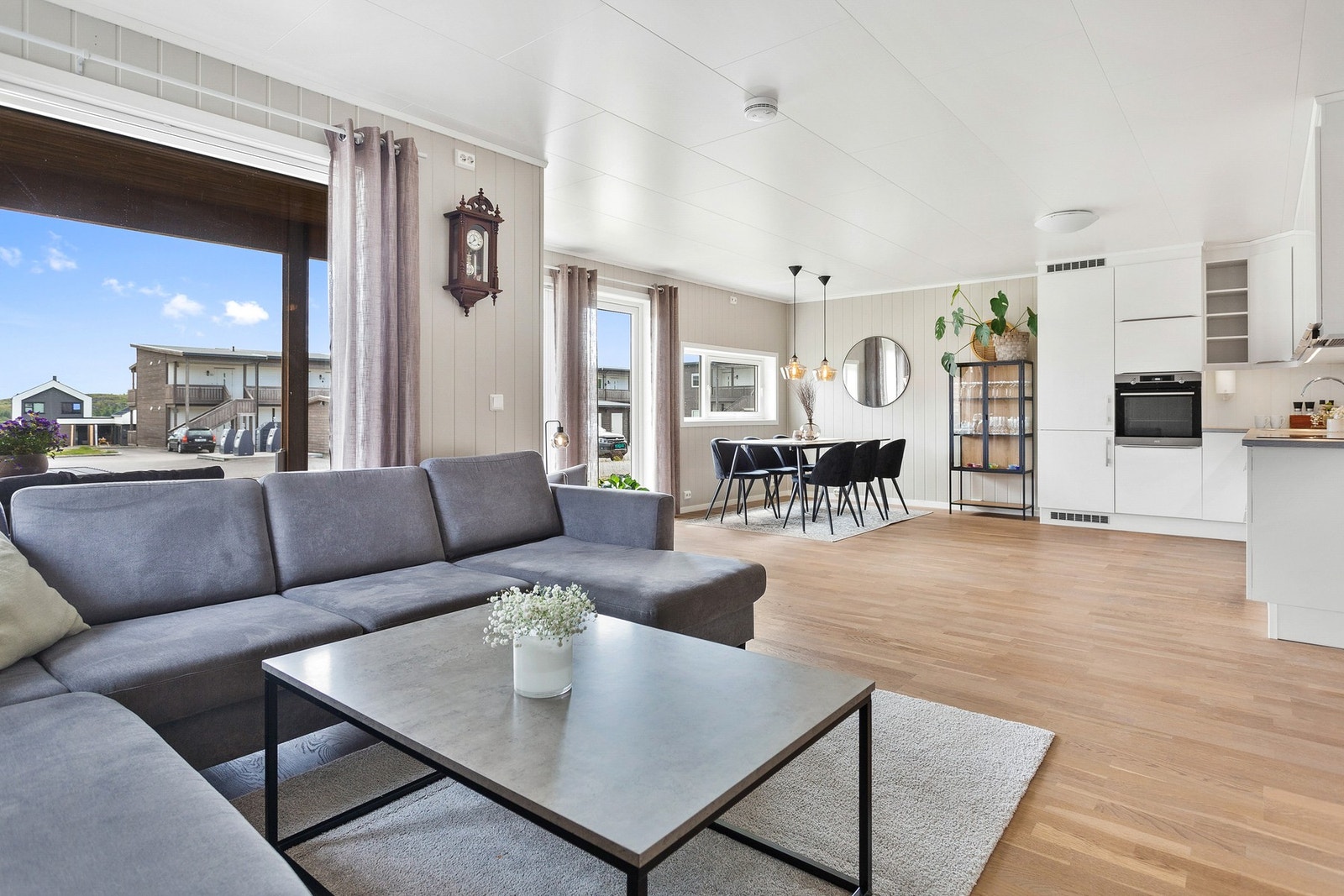 Innbydende stue med en åpen og god planløsning Galleribilde