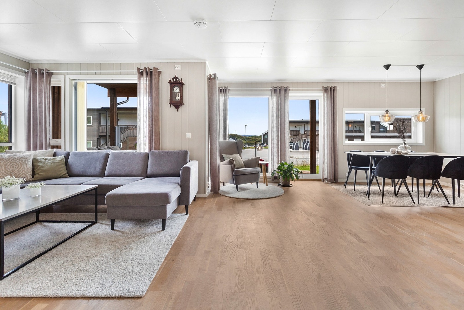 Store vindusflater som tilfører rikelig med lys til rommet Galleribilde