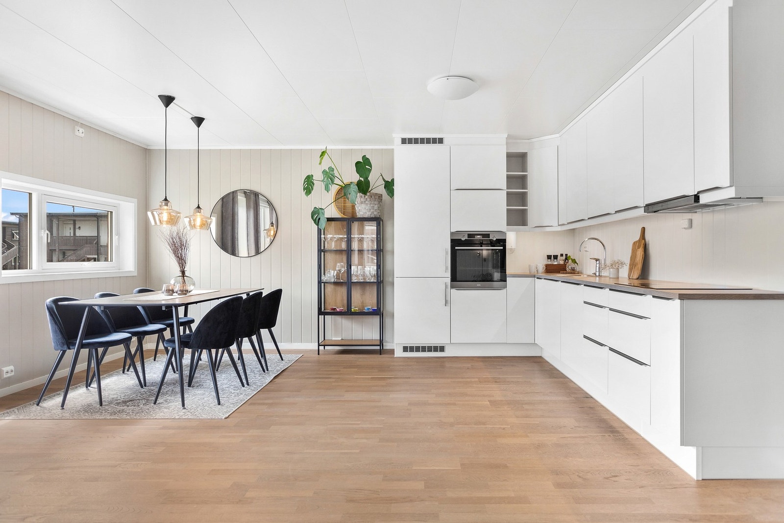 Hyggelig sone for spisegruppe Galleribilde