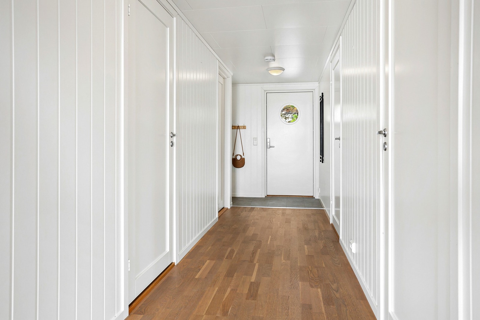 Leiligheten består av entrè, gang, bad, 2 soverom, stue/kjøkken og bod Galleribilde