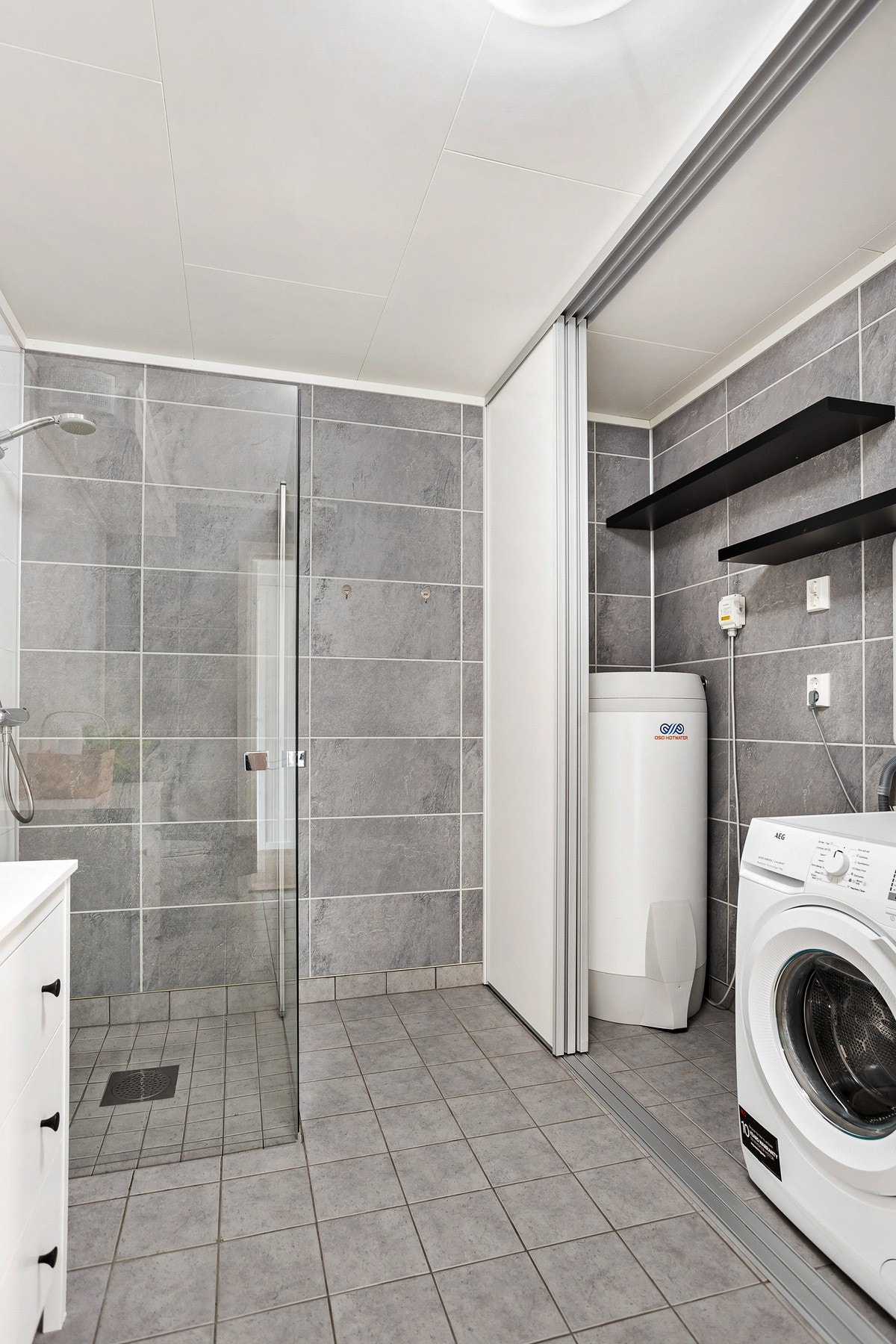 Rommet er kombinert bad- og vaskerom Galleribilde