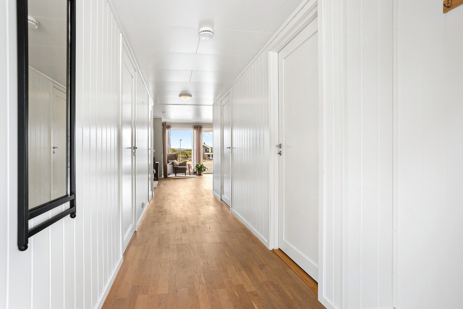 Lys og fin entrè som leder inn til leiligheten Galleribilde