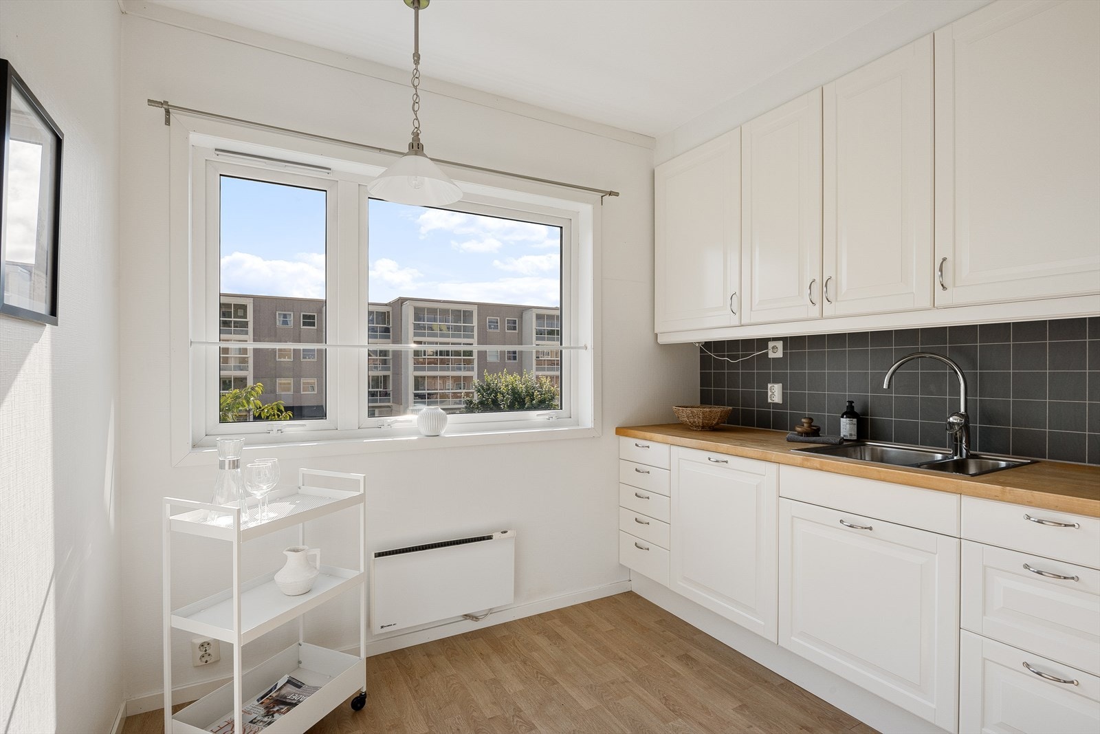 Kjøkkenet har takhøy innredning fra IKEA med profilerte fronter fra ca. 2011 Galleribilde