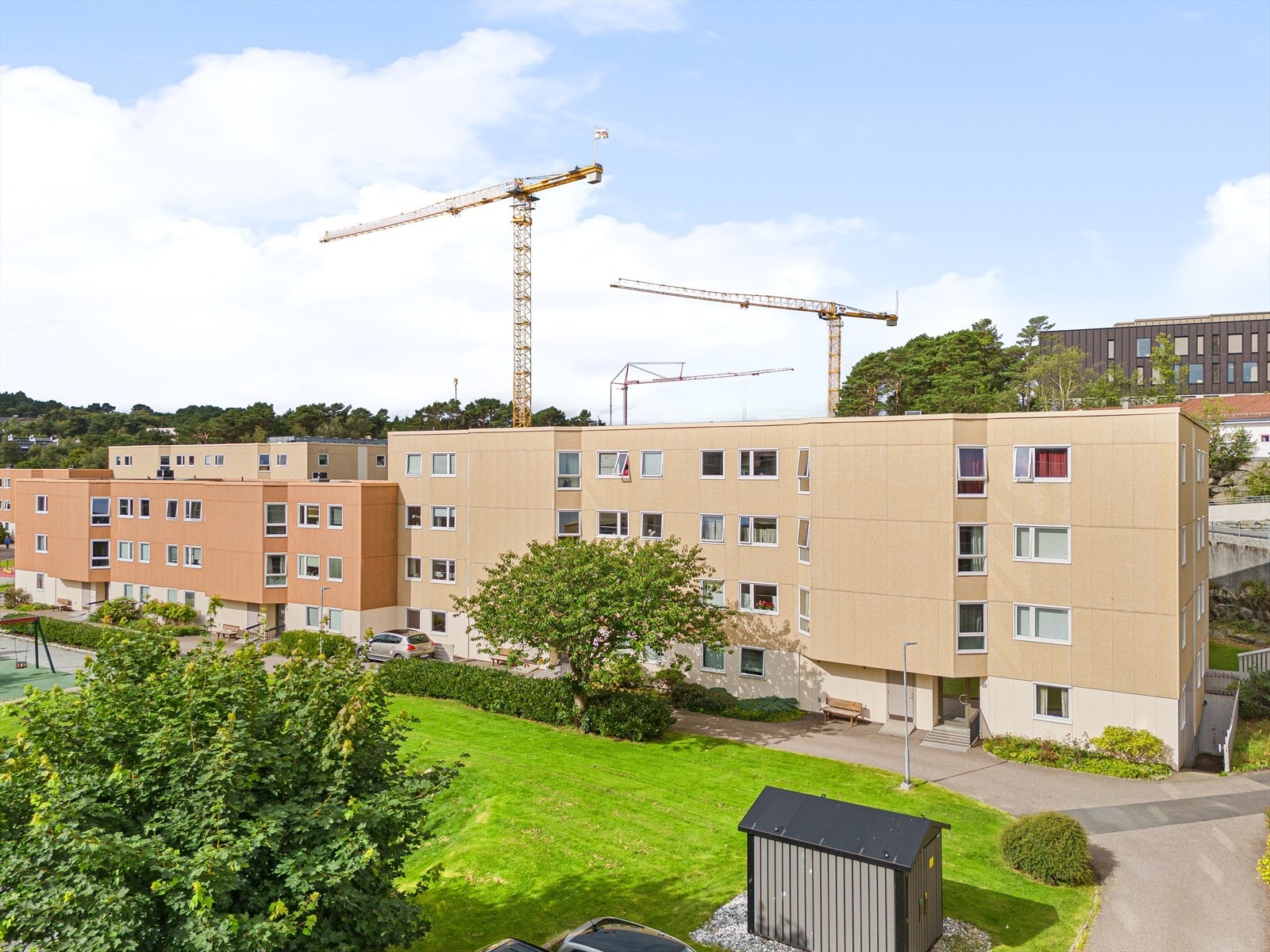 Laget er fint opparbeidet med interne veier, velholdte plener, lekeplasser og diverse busker og beplantninger Galleribilde