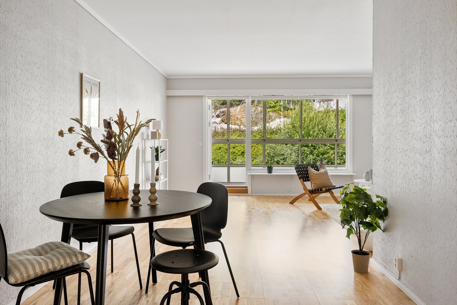 Romslig stue på 30,3 m² med god plass til spisebord og tv-krok Galleribilde