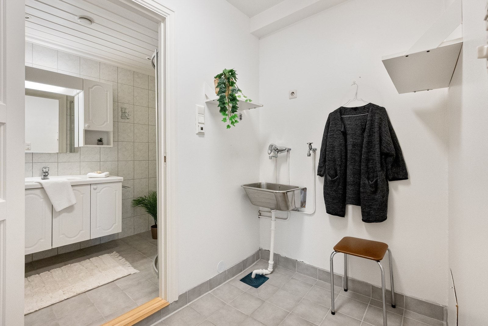 Bad og separat vaskerom Galleribilde