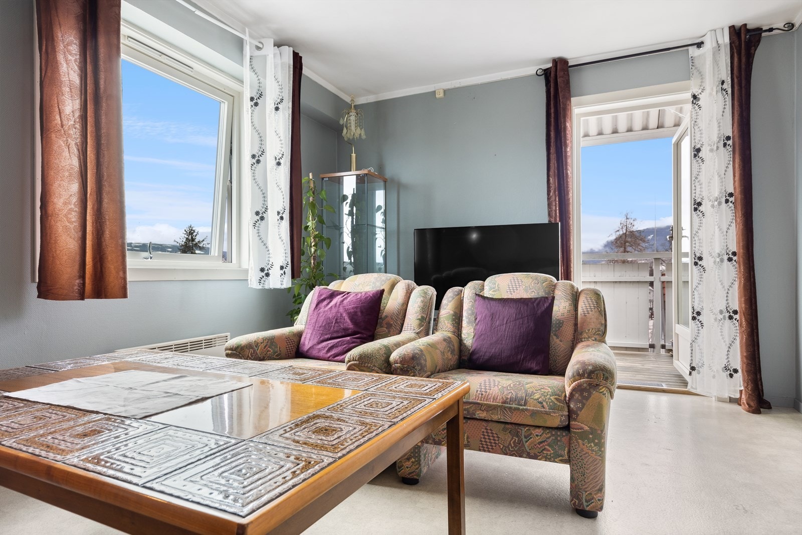 Fra stuen er det adkomst til en takoverbygget balkong. Galleribilde