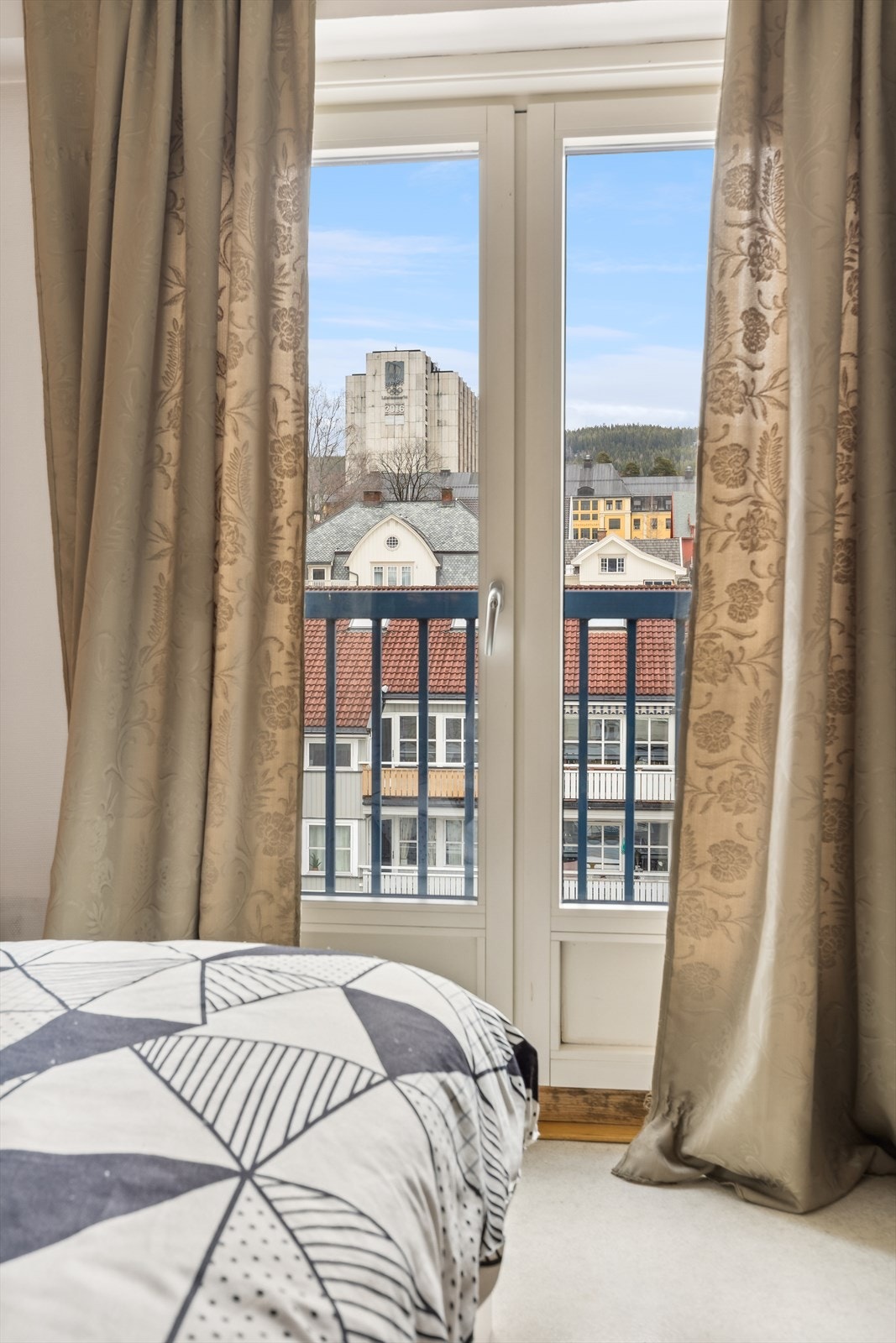 Utenfor det største soverommet finner du en fransk balkong. Galleribilde