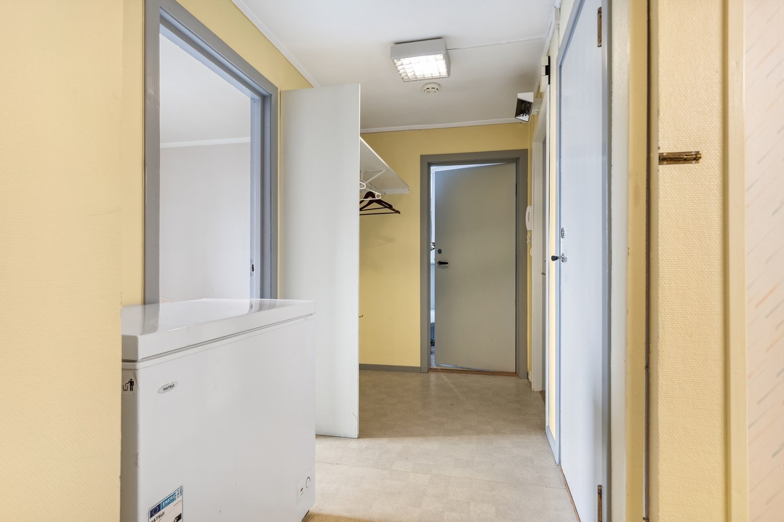 Entréen har god plass til å henge fra seg yttertøy og plassere skotøy. Galleribilde