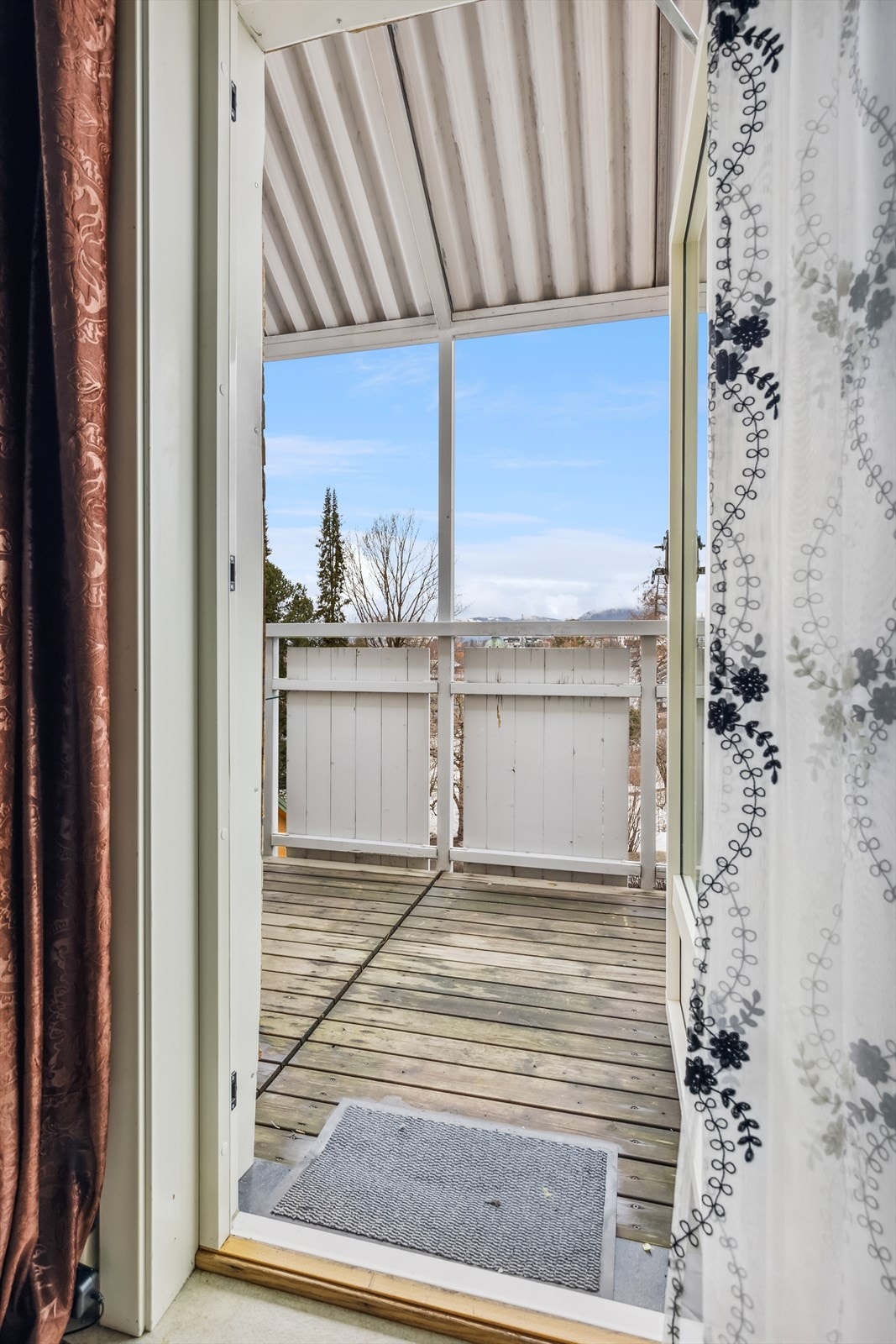 Da balkongen er takoverbygget kan den benyttes selv om det skulle komme litt nedbør. Galleribilde