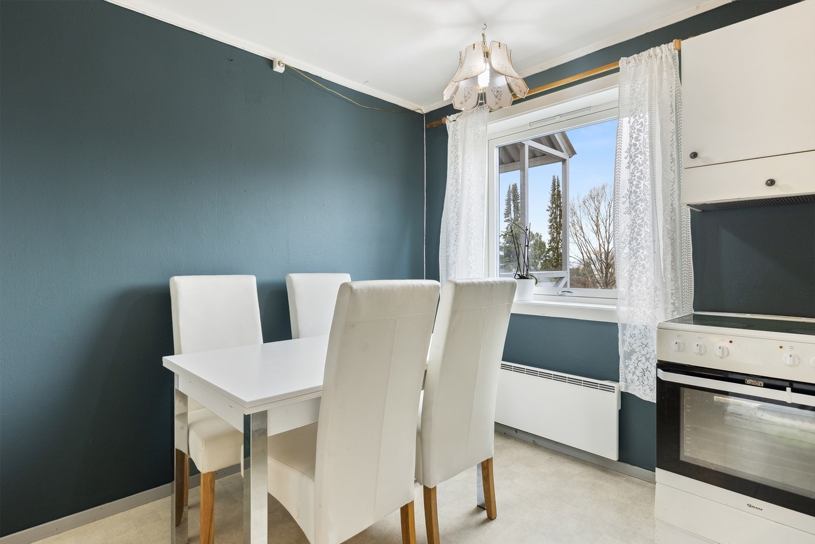 Kjøkken med plass til en spisegruppe. Vinduet slipper godt med naturlig lys inn i rommet. Galleribilde