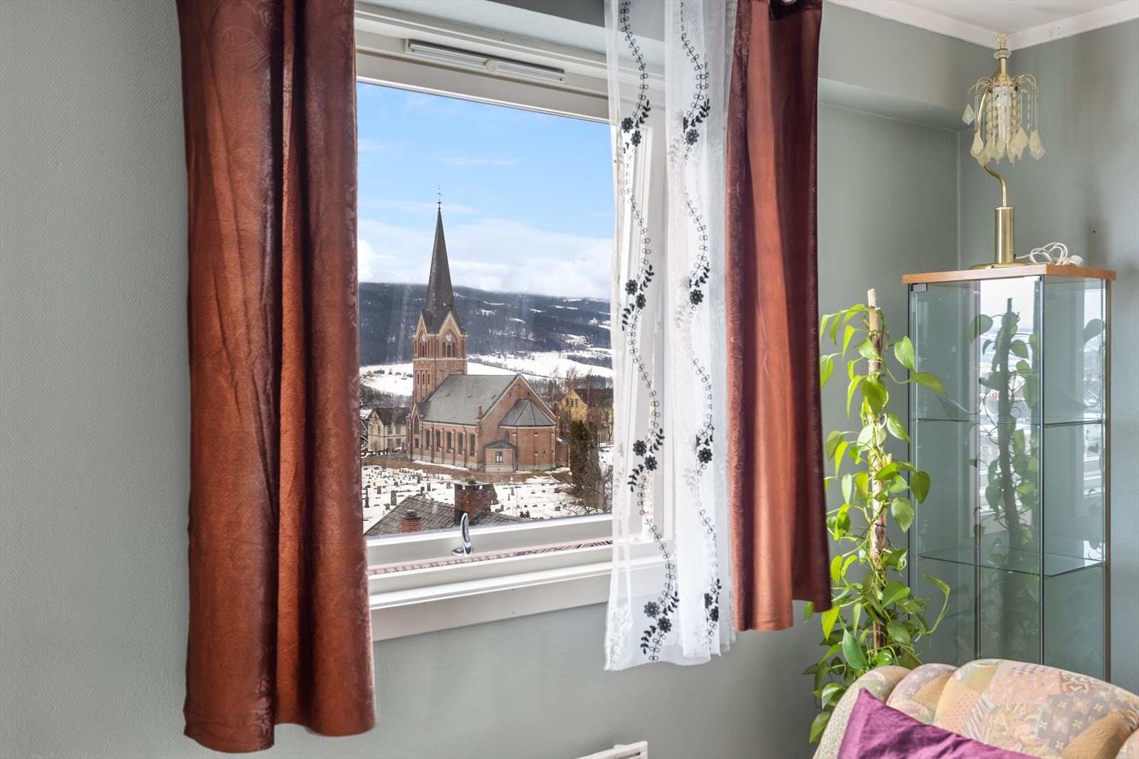 Fra stuen kan man nyte gode utsiktsforhold. Galleribilde