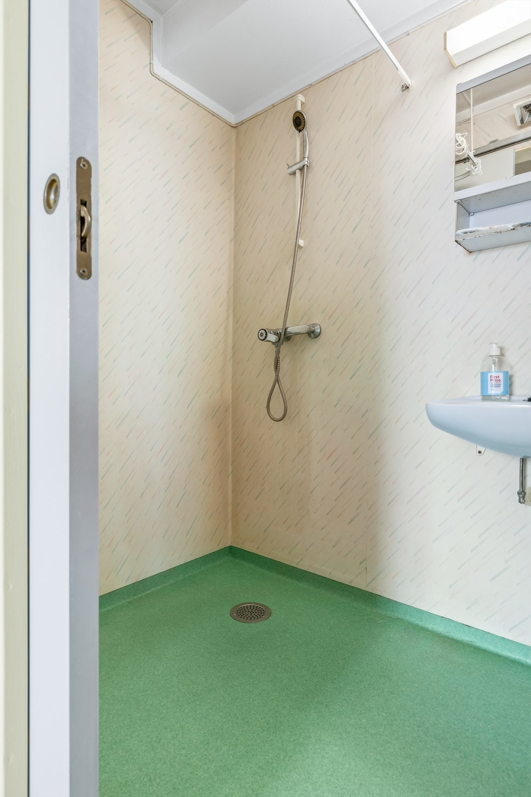 Dusj med forheng på baderommet. Galleribilde