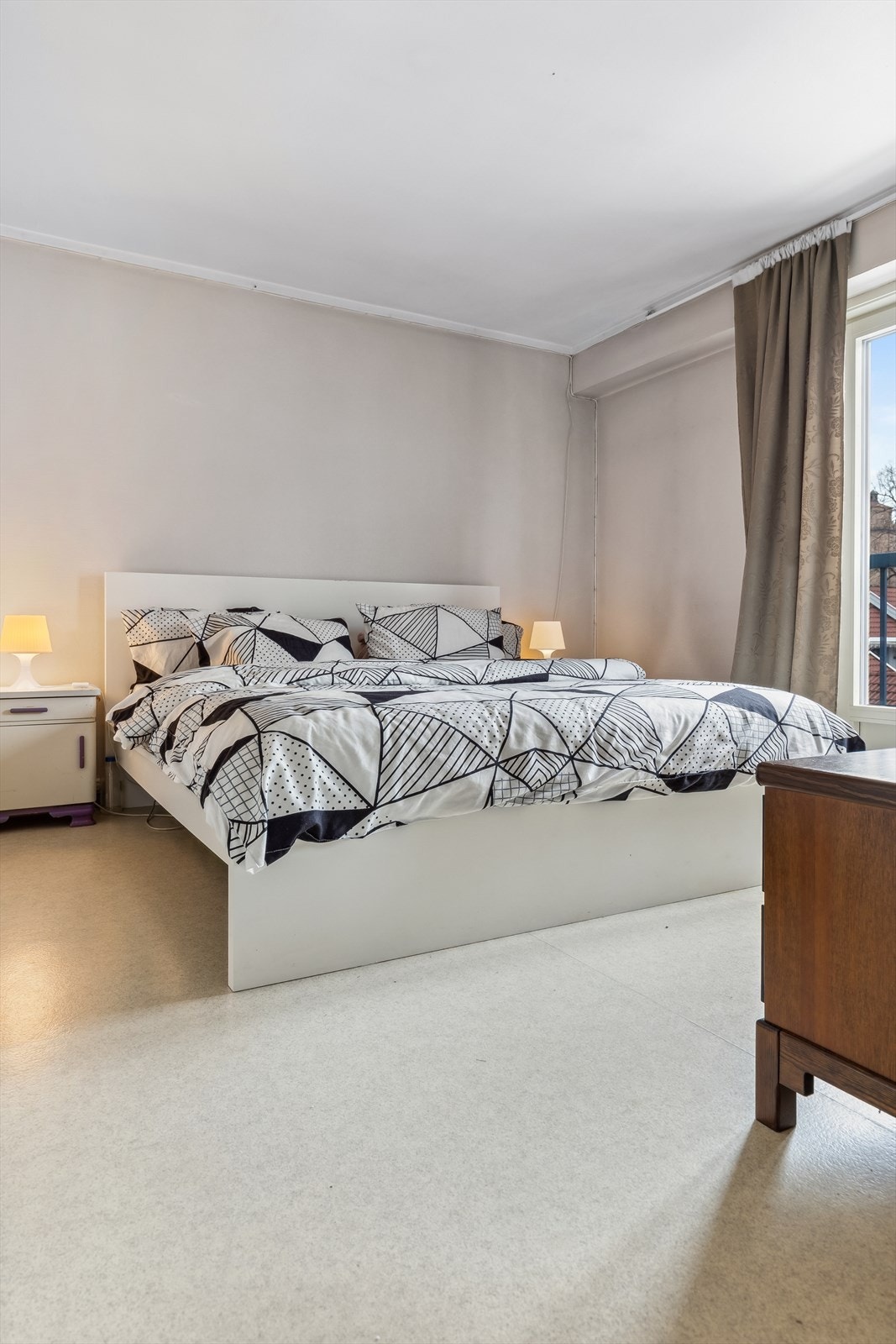 Det største soverommet har god plass til seng og tilhørende møbler. Galleribilde