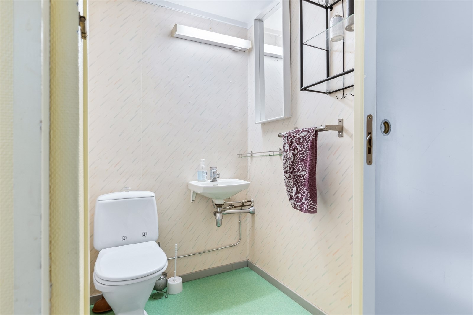 Toalettrommet ligger ved siden av baderommet og har gulvstående toalett, speil og servant. Galleribilde