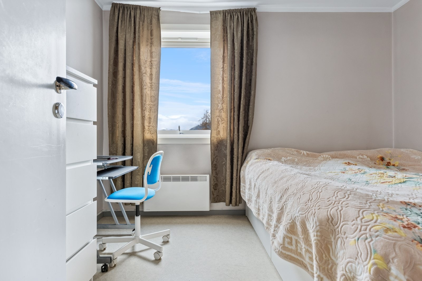 Det andre soverommet har også god plass til seng og tilhørende møbler. Galleribilde