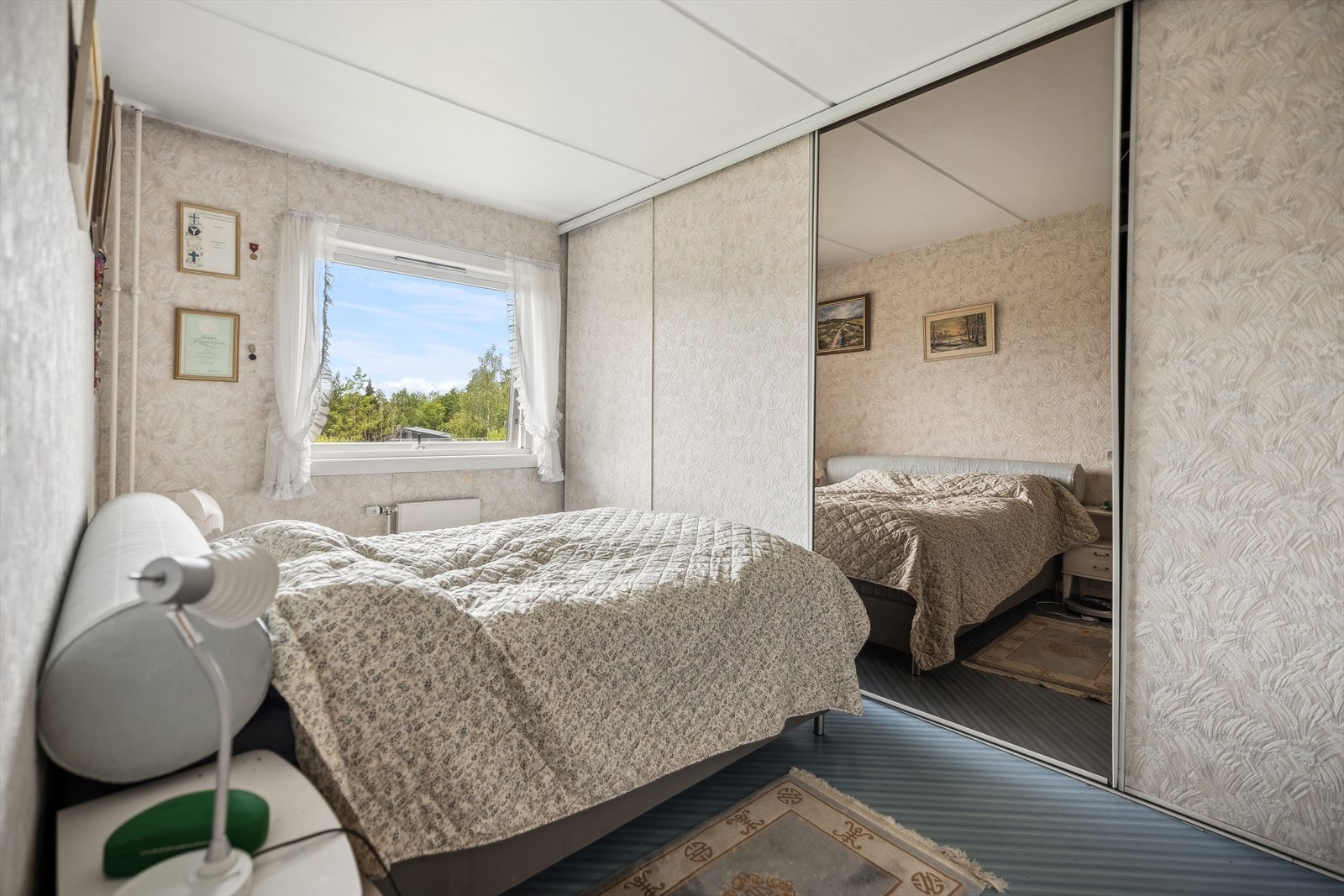 Stort hovedsoverom med god plass til dobbeltseng og garderobeskap. Galleribilde