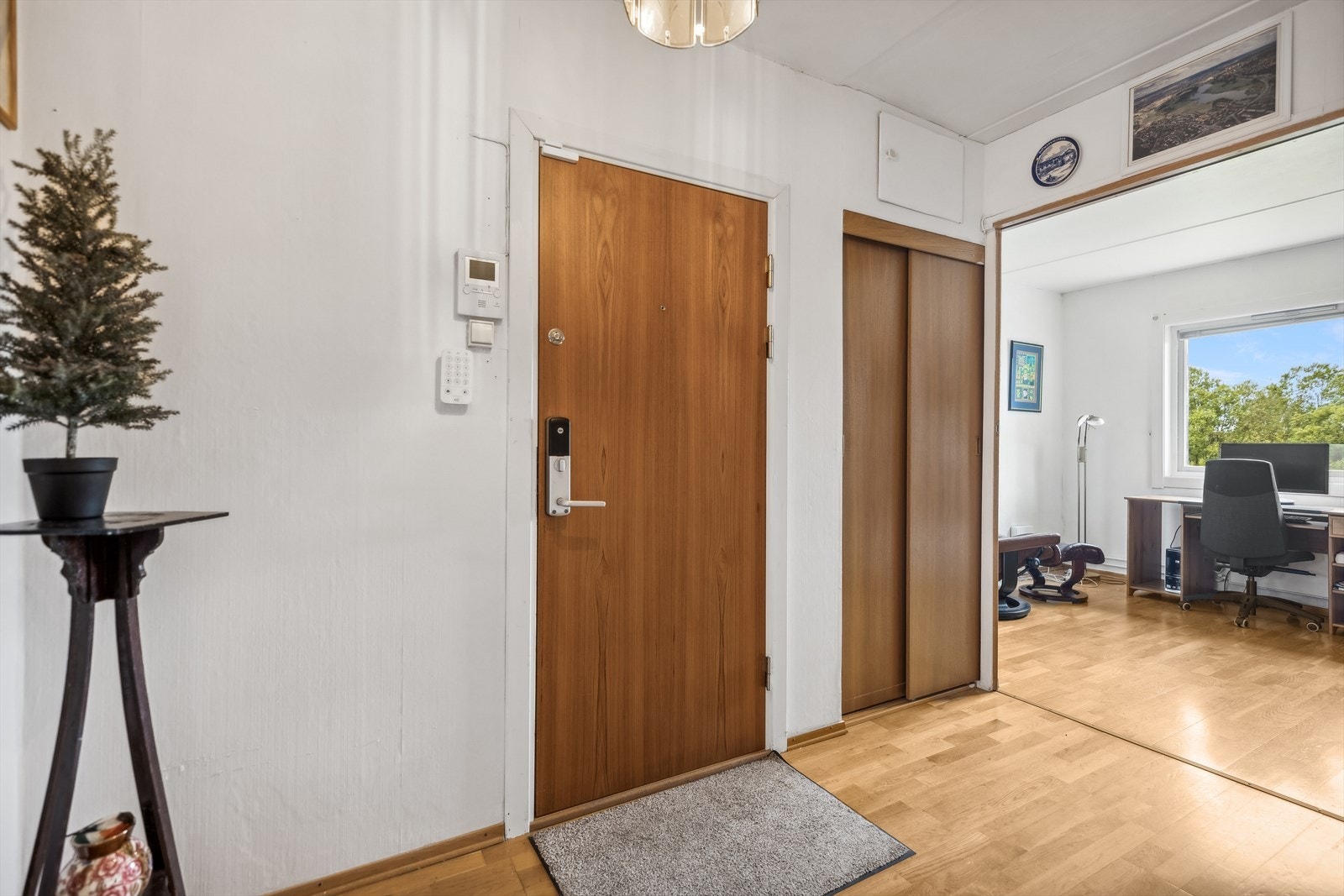 Lys og romslig entré med god plass til oppbevaring av yttertøy og sko. Galleribilde