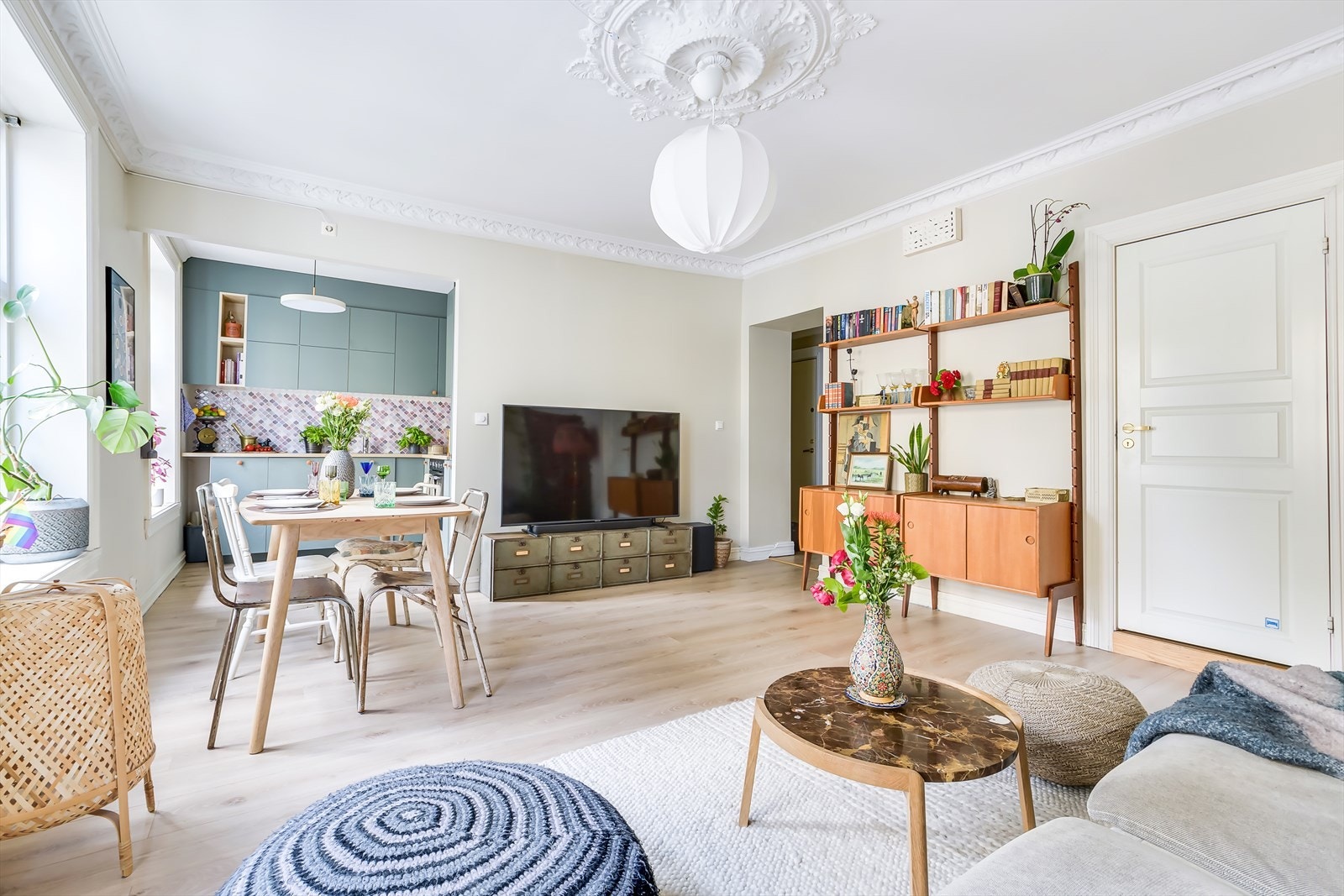 "Jeg kjøpte eiendommen fordi
den ligger i Oslos fineste bydel og den var perfekt i størrelse for meg og sønnen min.
Jeg likte at den ikke var for stor men hadde alikevel to soverom og fine store oppholdsrom med åpen kjøkken løsning". sitat selger Galleribilde