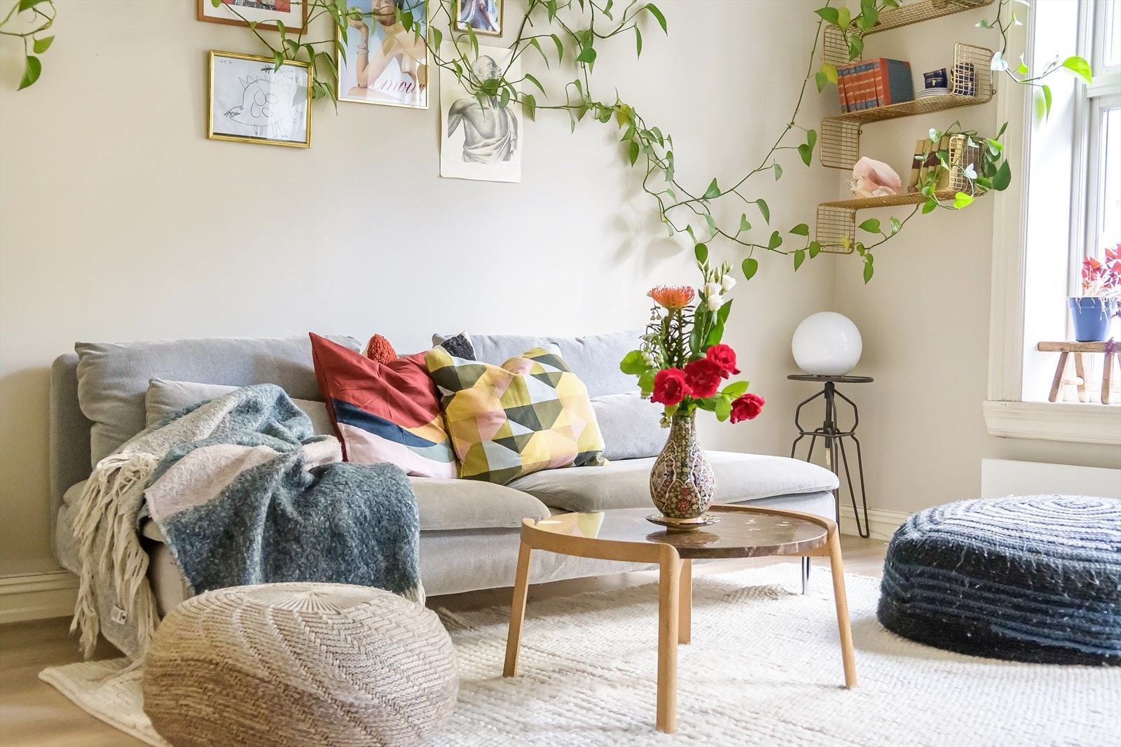 "Det er god plass til å ha besøk og den føles åpen og luftig. Stuen har tre store vinduer i stue/kjøkken som gir mye lys og høyt under taket/rosett som gir sjarm og sjel". - sitat selger Galleribilde