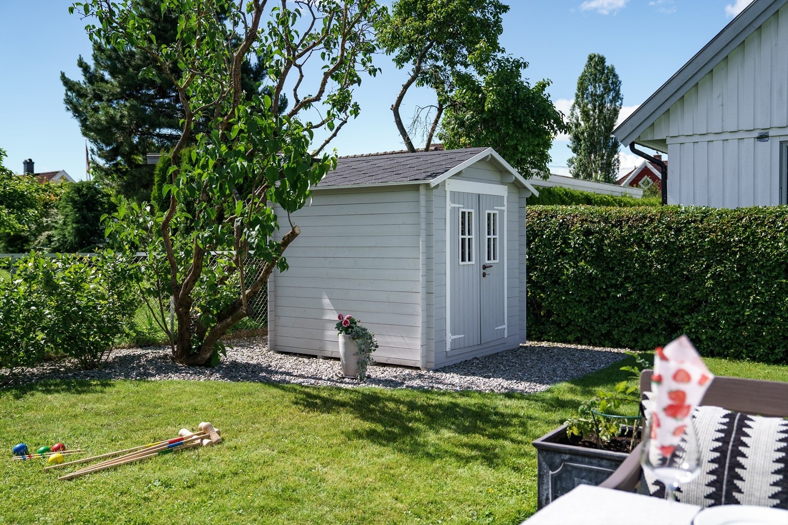 En praktisk utebod som rommer mye finner du også i hagen. Se vedlagt kart i salgsoppgaven for oppdeling av arealer. Galleribilde