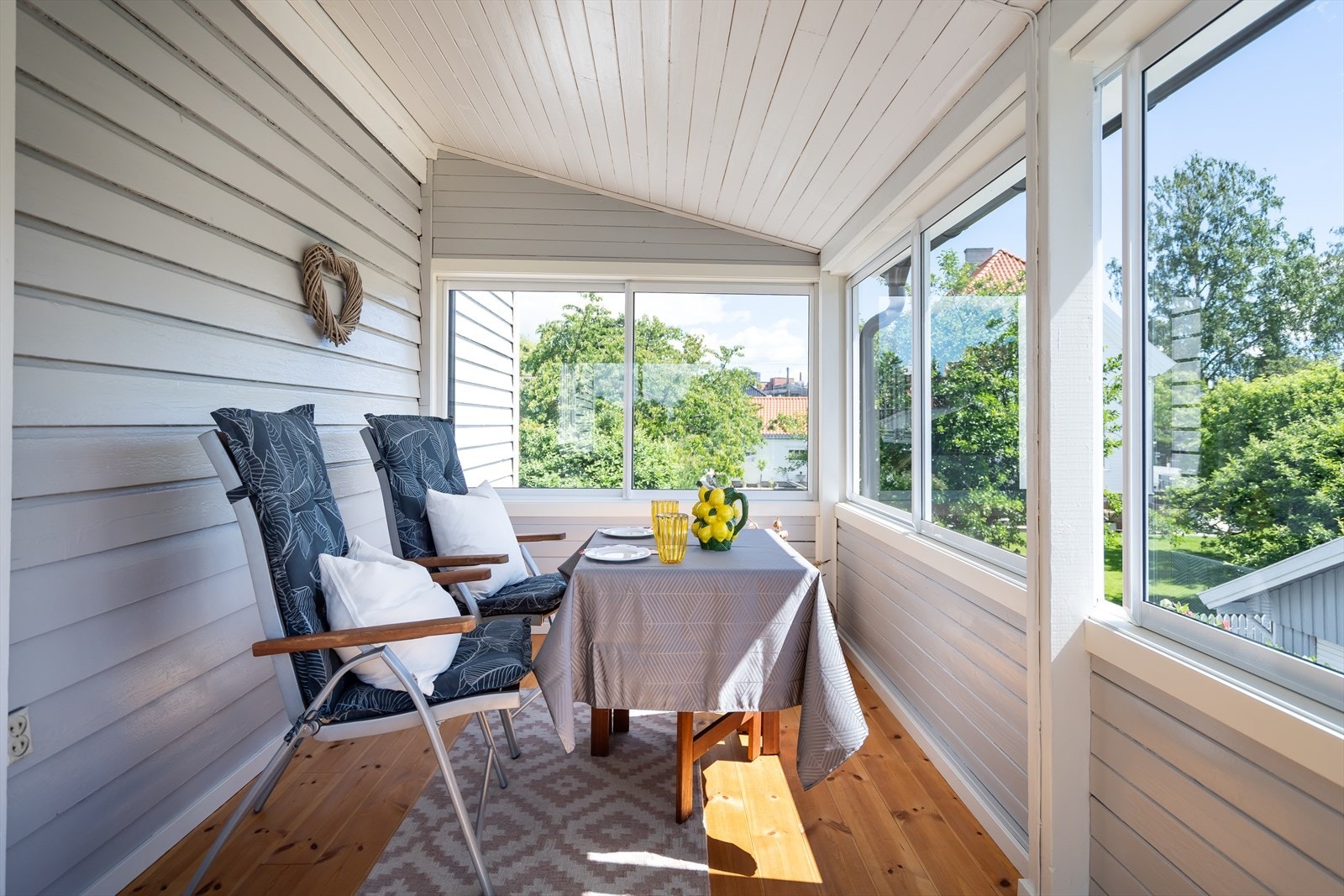 En herlig uteplass med store, flotte vinduer som gir trivelig utsyn over de grønne, frodige omgivelsene. Balkongen gir mulighet for utvidet brukstid da vinduene kan åpnes (skyves til side) eller lukkes ved behov. Galleribilde