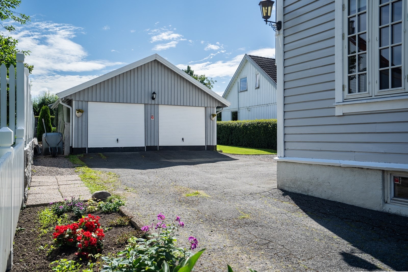 Seksjonen disponerer en halvpart av dobbeltgarasje Galleribilde