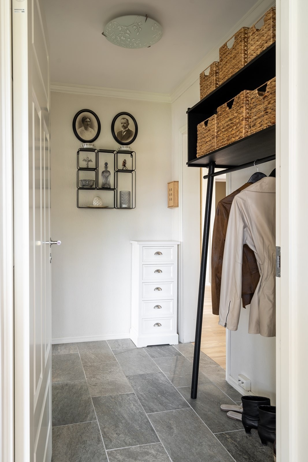 Fliser med varmekabel under er lagt i 2020, og gir et moderne og praktisk preg Galleribilde