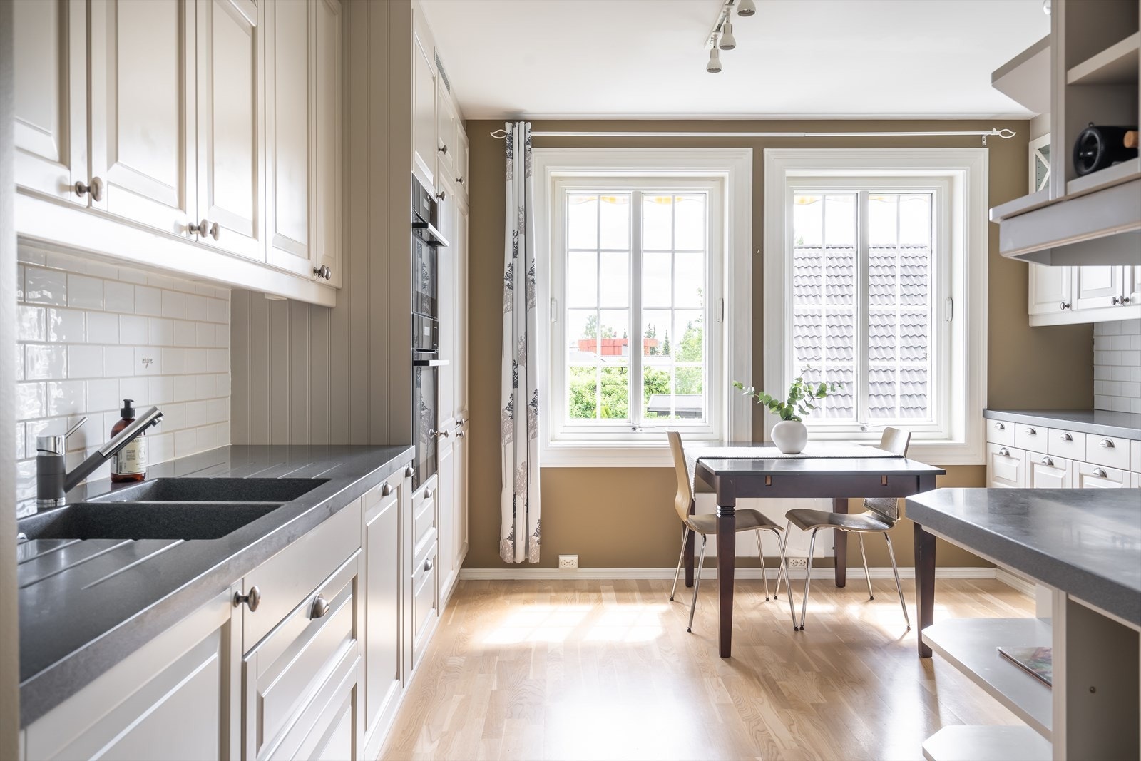 Kjøkkenet er et nydelig rom med en klassisk og stilren innredning som kler dette huset på en utmerket måte Galleribilde