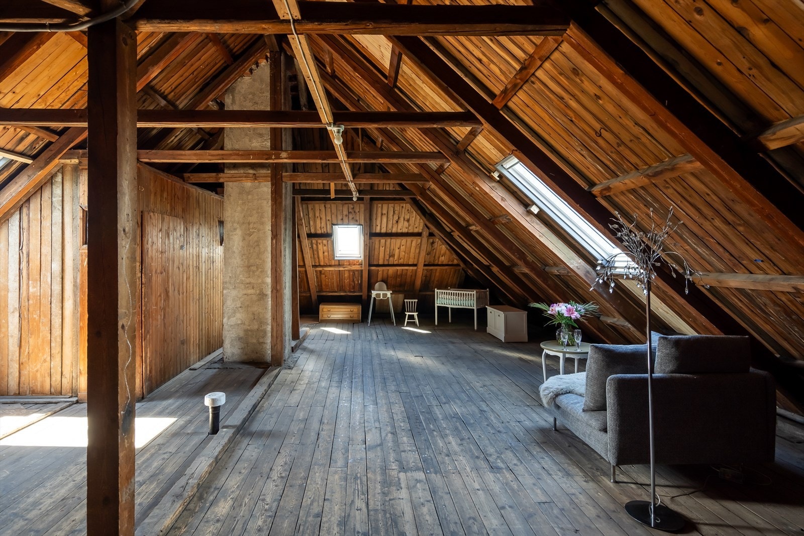 Uinnredet loft som medfølger denne seksjonen. Det ble i 2023 lagt ny utvendig taktekking. Galleribilde