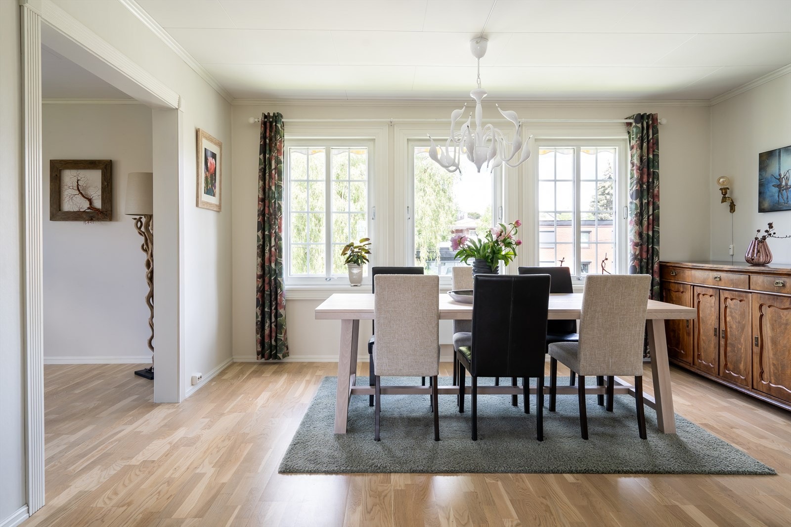 Det er god plass til stort langbord i spisestuen og her er det plass til å samle familie og venner rundt bordet. Rommet har parkett på gulvet og store vinduer som gir gode naturlige lysforhold Galleribilde