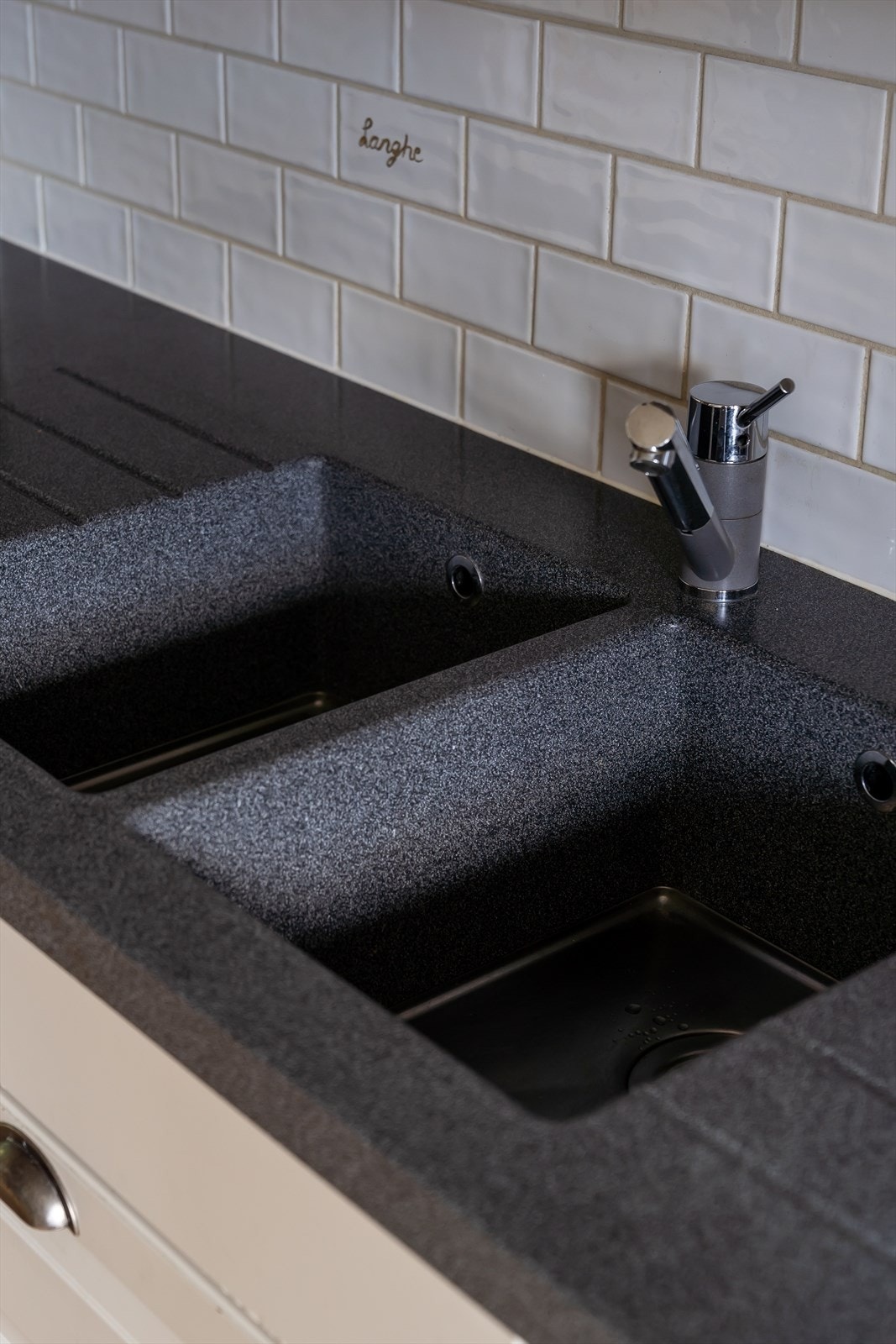 Benkplate og servant i kompositt. Lekre fliser mellom benk- og overskap Galleribilde