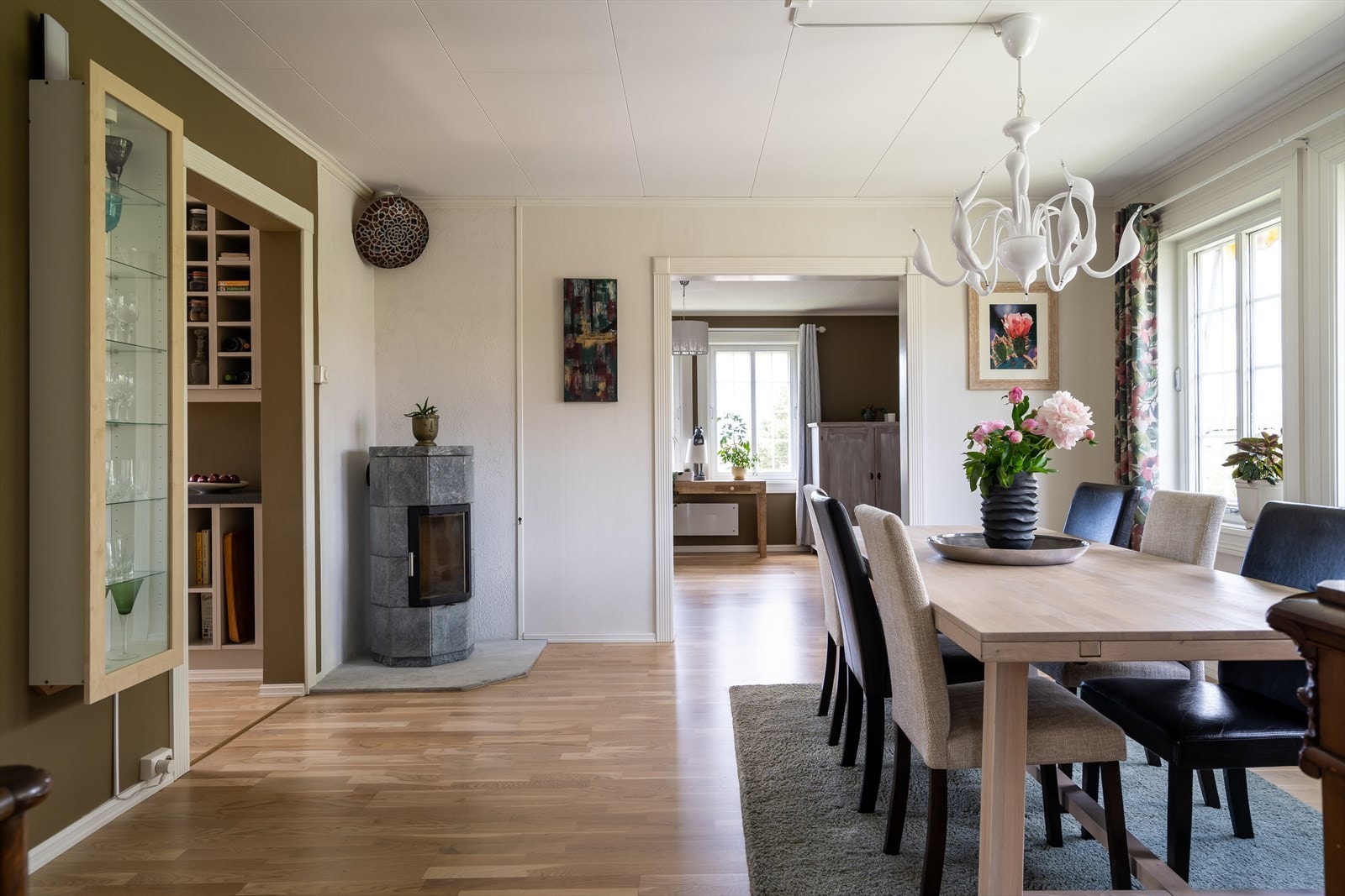 Spisestuen er et nydelig rom hvor tre store vinduer gir både hyggelig utsyn og et særdeles godt lysinnfall! En klebersteinovn fra 2015 med dører tilfører spisestuen ekstra god atmosfære og lun varme i vinterhalvåret. Galleribilde