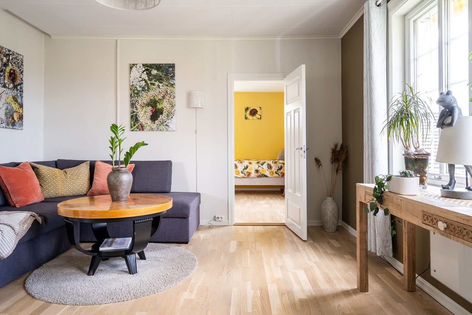 De fleste rom i boligen er pusset opp fra 2017 og til og med 2022 (inkl. gulv, profilert listverk, helsparkling av stuevegger, skjulte ledninger, nye støpsler og brytere Galleribilde