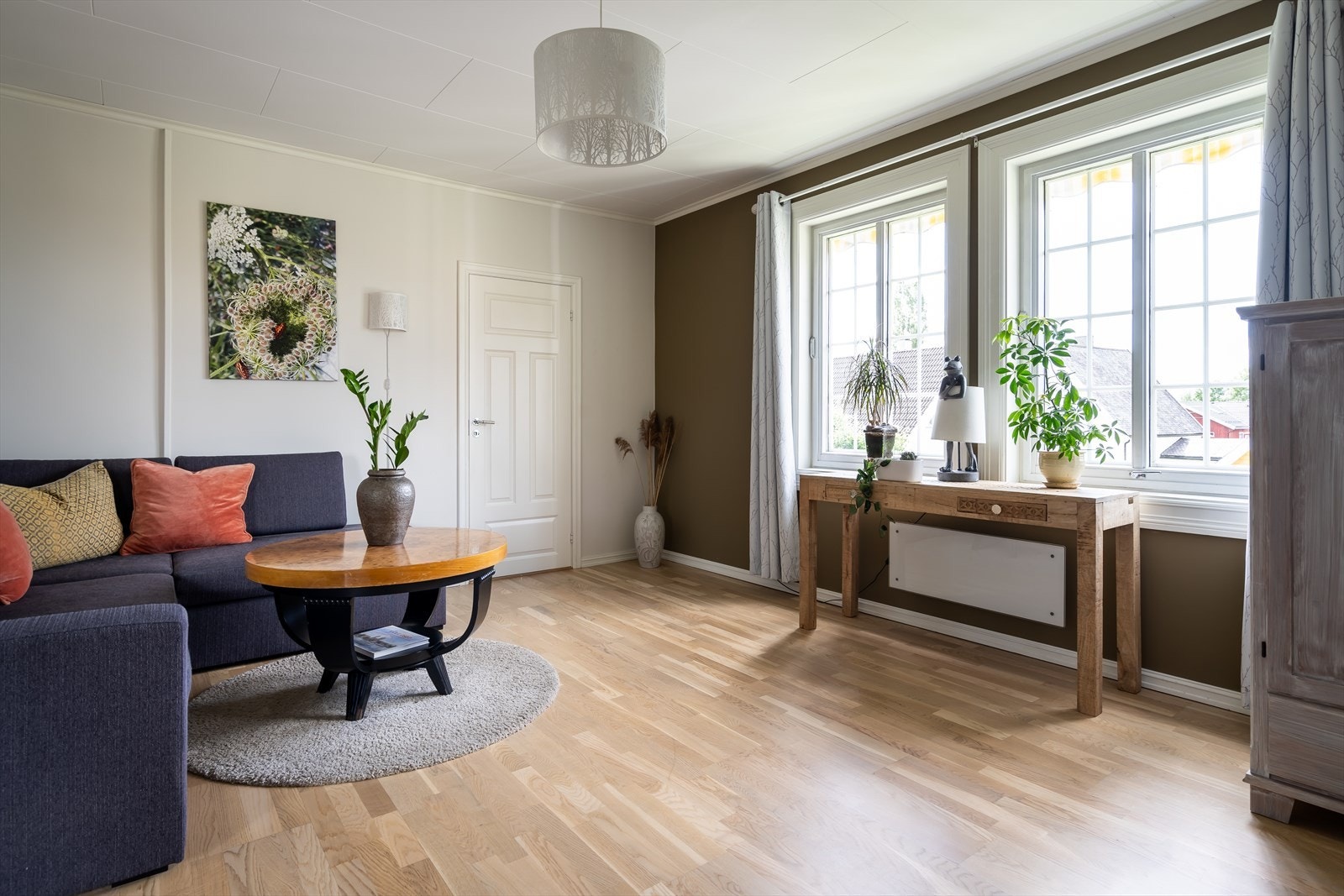 Flott stue med god plass til sofagruppe og tilhørende møblement. Rommet har store vindusflater som gir god naturlig belysning og en fin romfølelse Galleribilde