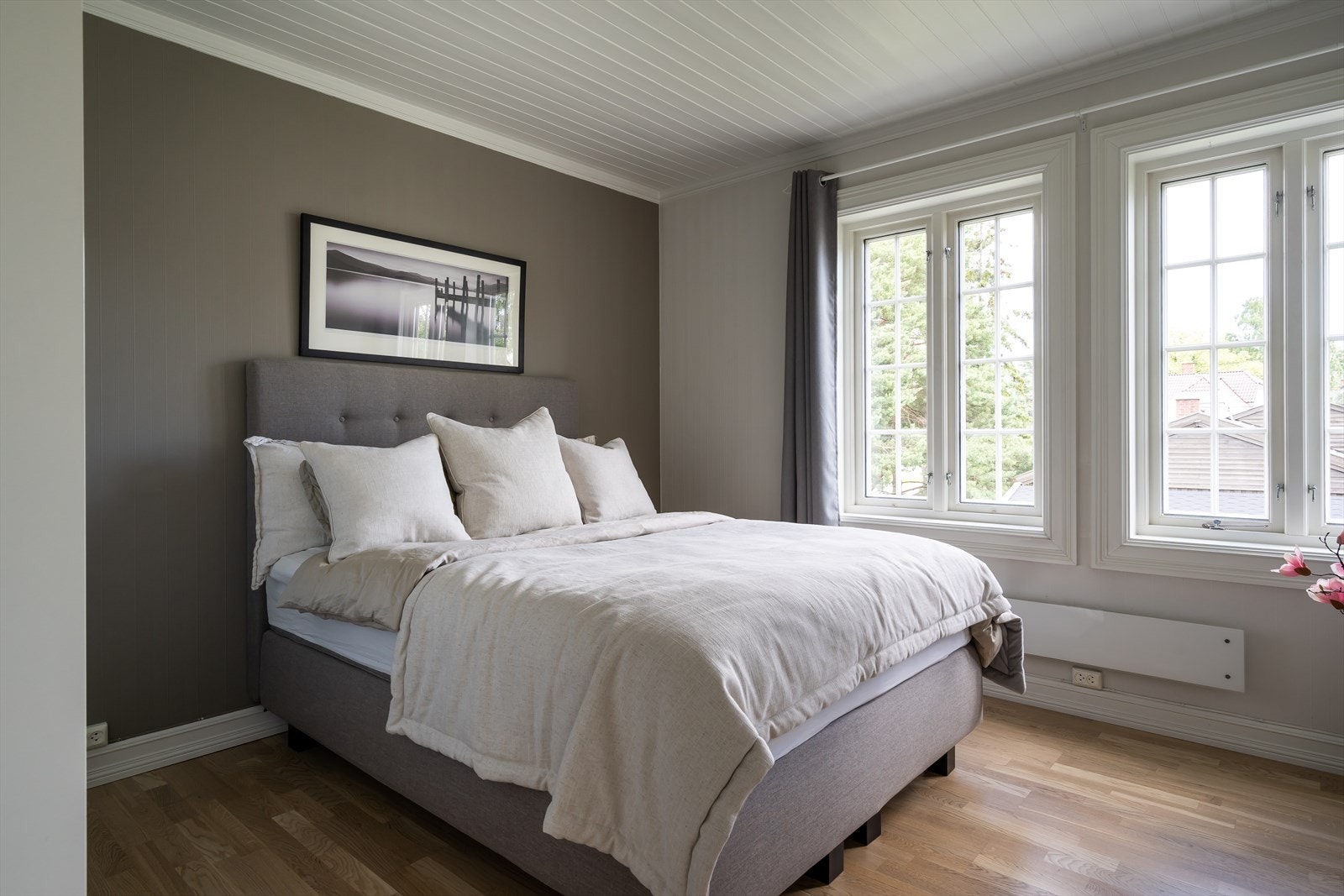 Pent hovedsoverom med god plass til stor dobbeltseng og nattbord. Fine og store vinduer gir godt lys, og rommet har lysmalte overflater med en kontrastvegg. Galleribilde