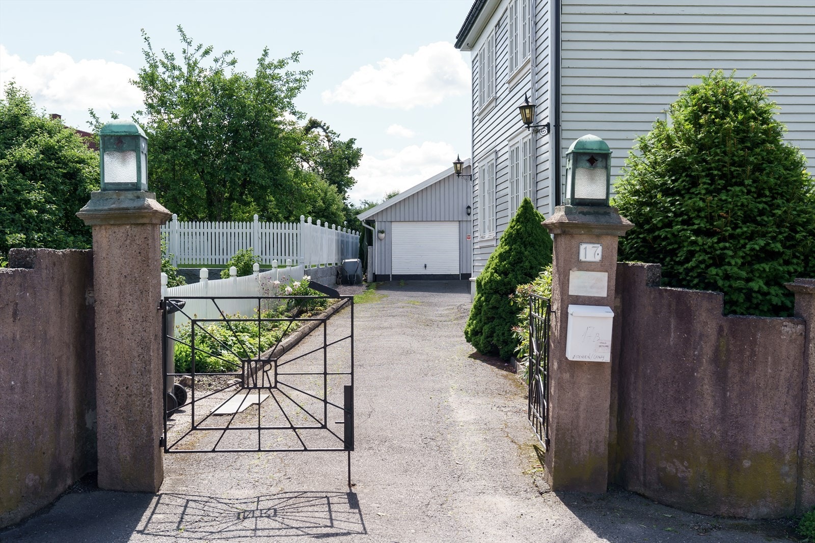 Felles innkjørsel. En garasjeplass i dobbeltgarasje medfølger. Galleribilde