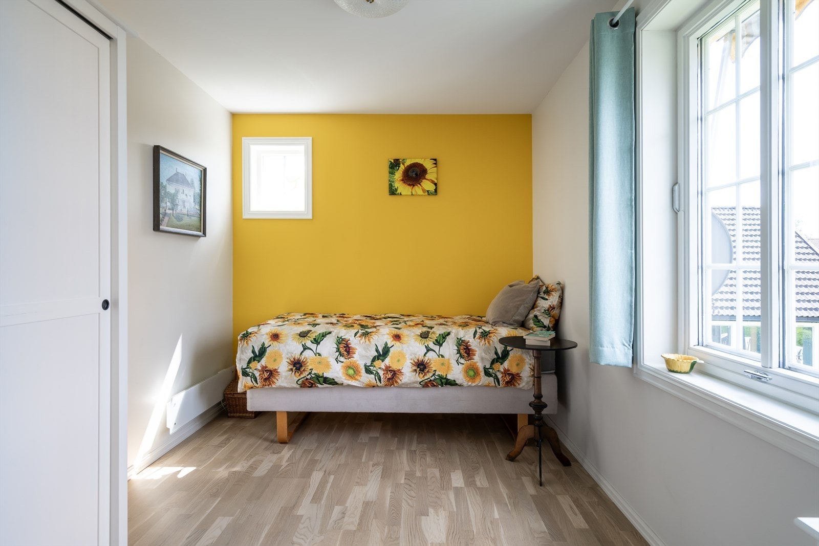 Soverom 3: Lyst og pent soverom med adkomst fra stuen, med god plass til seng og oppbevaring. Store vinduer gir rikelig med naturlig lys og luftemuligheter til rommet. Galleribilde