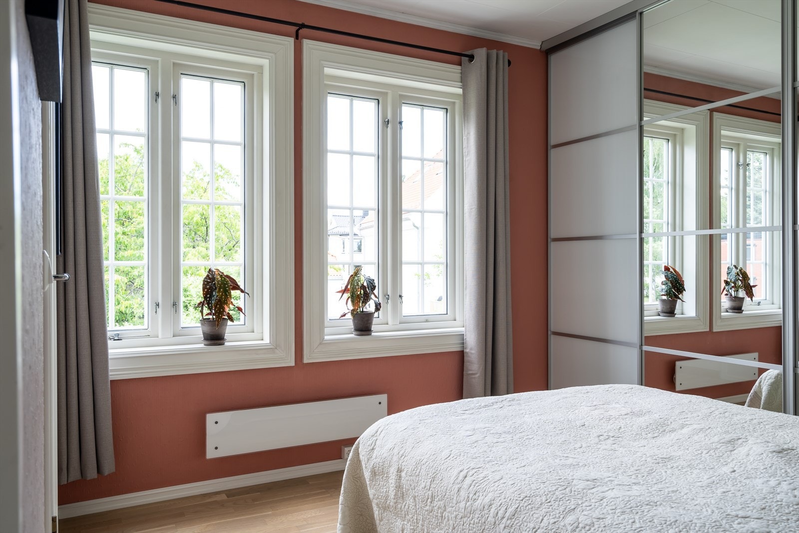 Dette er et godt soverom med mye lagringsplass i skyvedørsgarderoben fra Regal, ny i 2020 Galleribilde