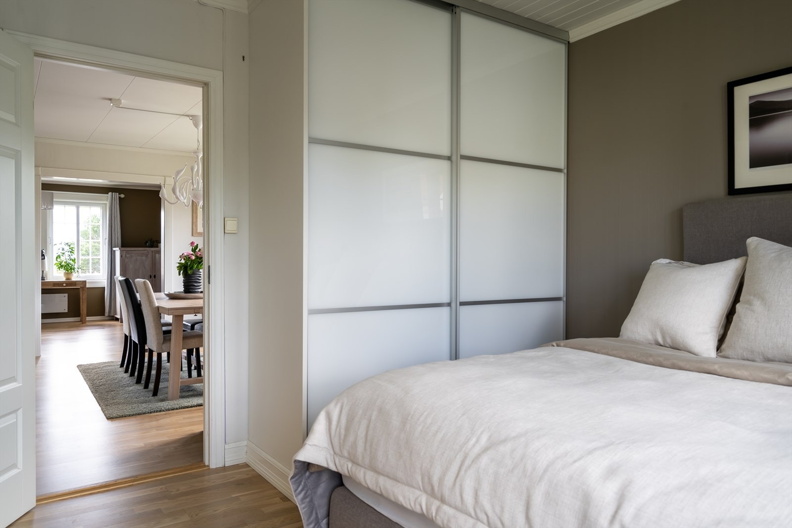 Medfølgende og nyere skyvedørsgarderobe fra Regal (ny i 2022) tilbyr god oppbevaringsplass. Galleribilde