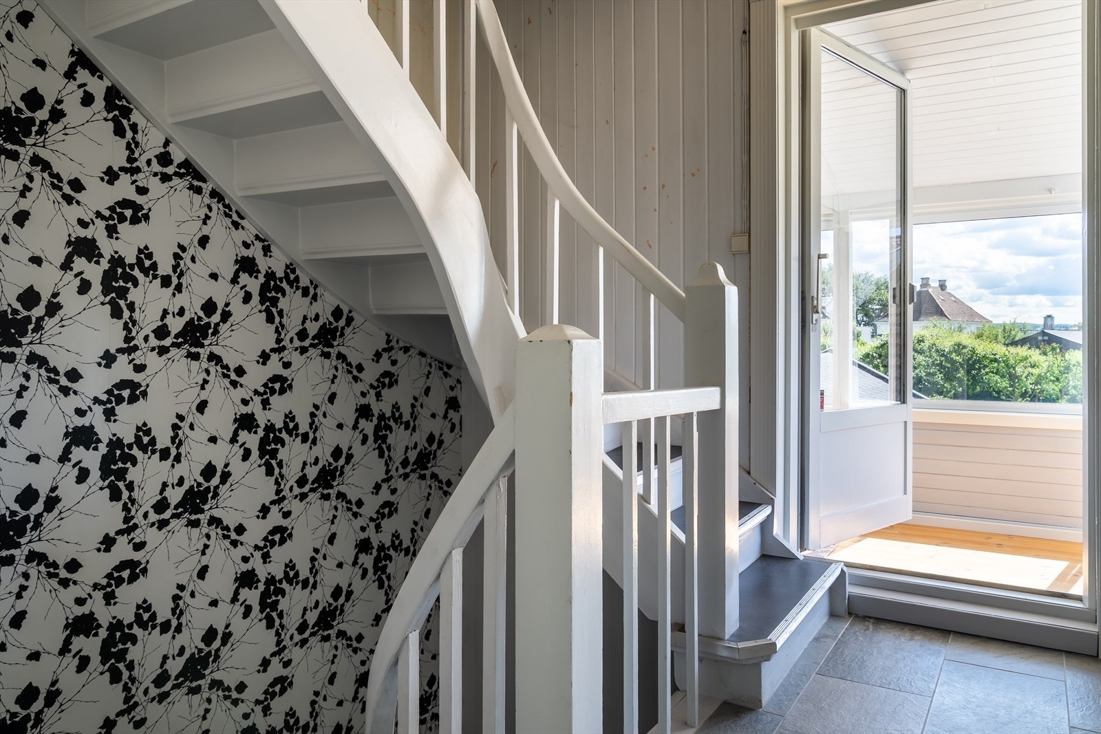 Fra trappegangen er det adkomst til en privat innglasset balkong på ca. 10 kvm. Trapp fører videre til uinnredet loft med potensiale. Galleribilde