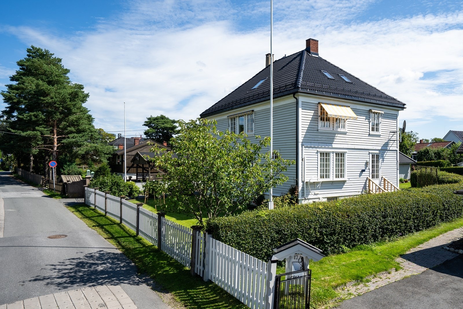 Boligen har en attraktiv beliggenhet nært byen samtidig som at den er rolig i et trygt og ettertraktet nabolag med lite trafikk. Galleribilde