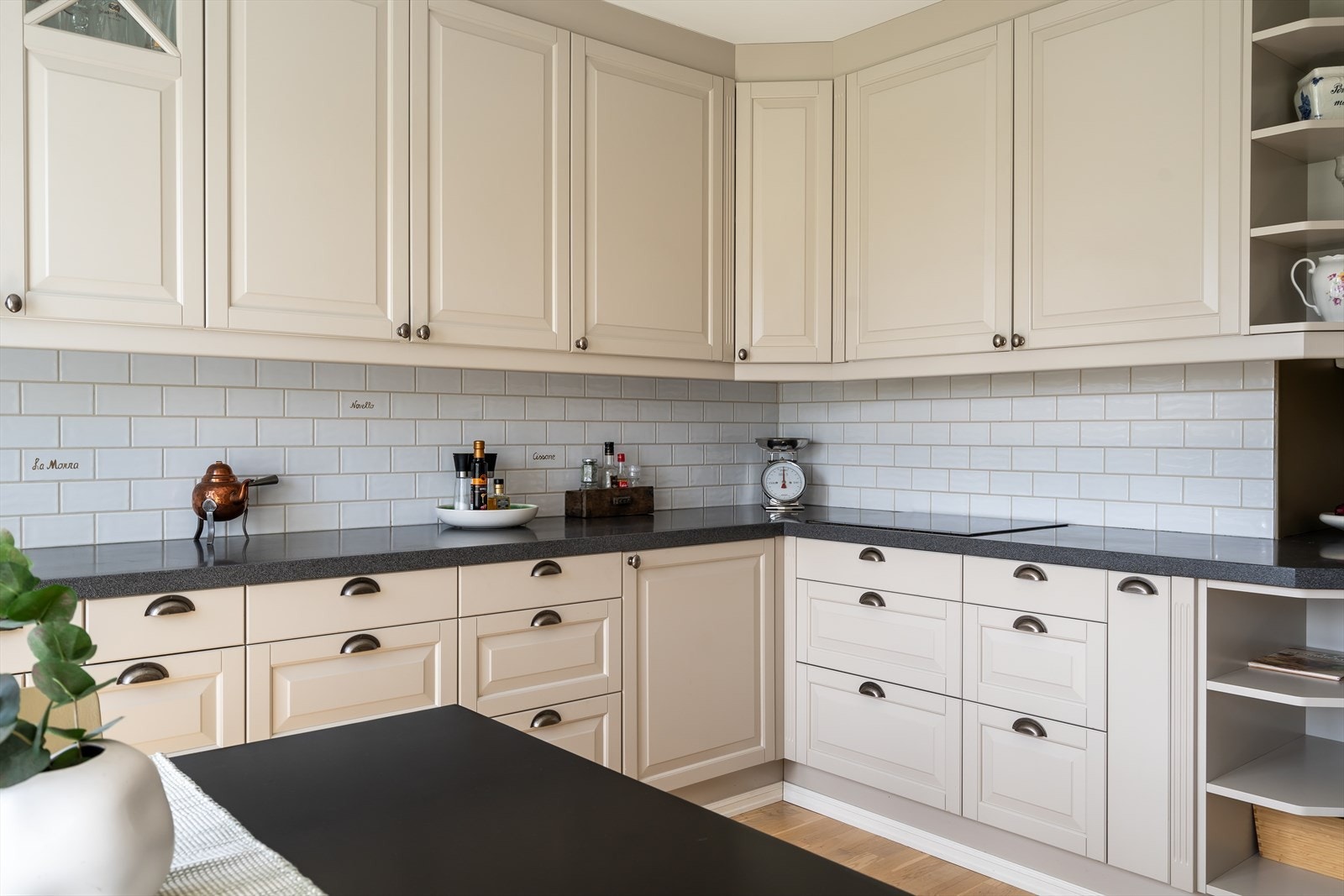 Kjøkkenet har meget god skap- og benkeplass og er perfekt for familier og for deg som trives over grytene. Kjøkkenet er utstyrt med integrert kjøl/kjøl, oppvaskmaskin, to ovner, induksjonstopp og mekanisk avtrekk fra ventilator Galleribilde