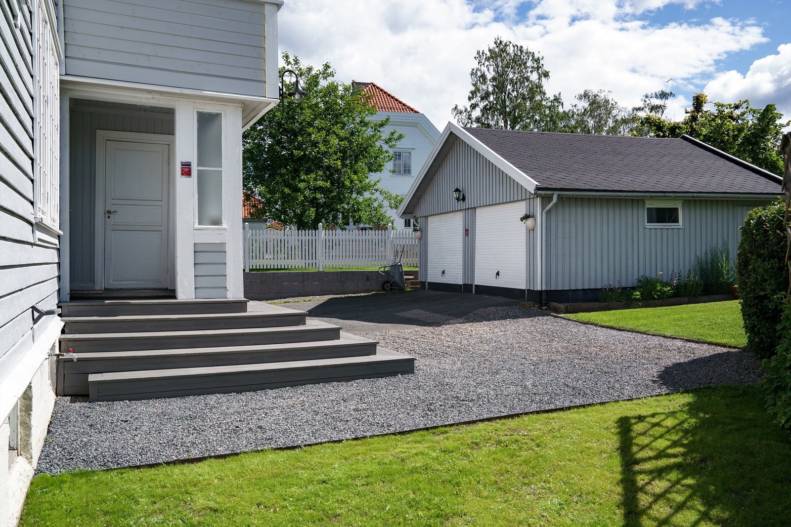 Forgang/trapp samt innkjørsel ute er fellesareal med felles vedlikeholdsansvar sammen med gjerdet mot veien. Gjerdet mot naboen med inngang i Adam Hiorths Vei, er satt opp i fellesskap Galleribilde