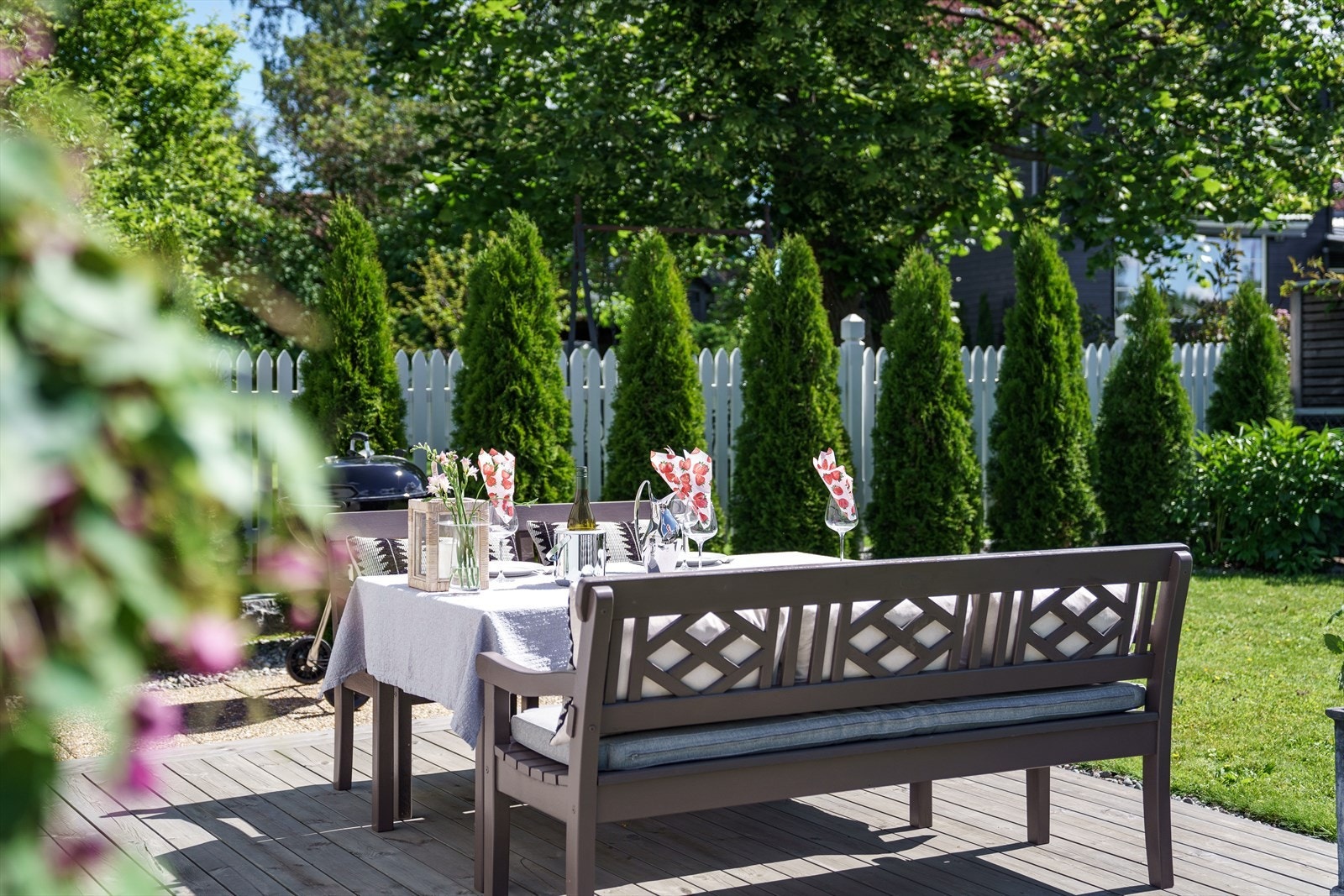 Hagen har sol på sommerstid mer eller mindre hele dagen (på forskjellige steder i hagen), foruten sen kveld. Hagen tilbyr rikelig med plass til utemøbler, trampoline og leker, perfekt for familieaktiviteter og sosiale sammenkomster utendørs. Galleribilde