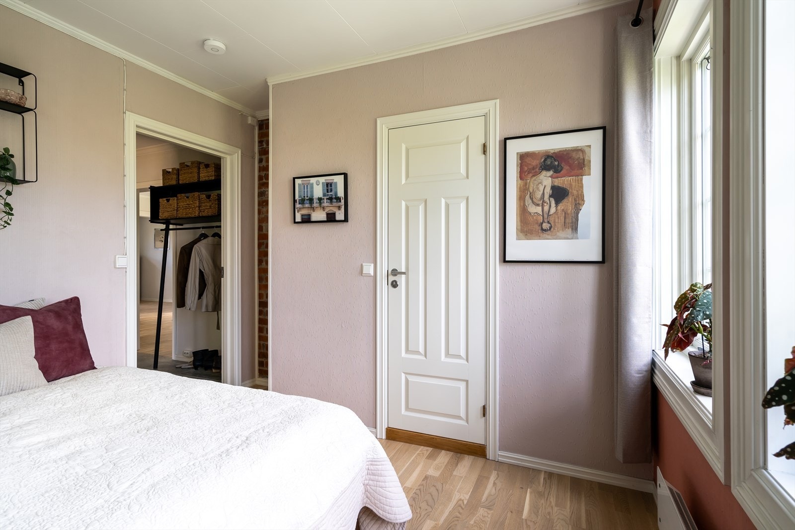 Soverom 2 er også et godt rom. Rommet er malt i en delikat lyserosa farge og har god plass til dobbeltseng, perfekt for gjester. Direkte adkomst til baderom. Galleribilde