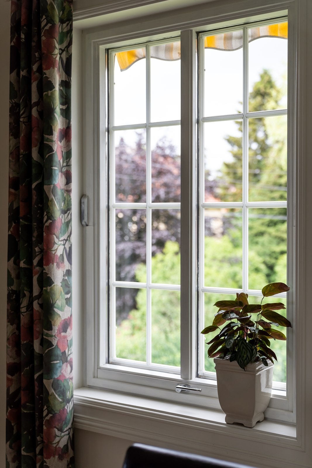 Hyggelig utsyn fra en av boligens mange og store vinduer Galleribilde